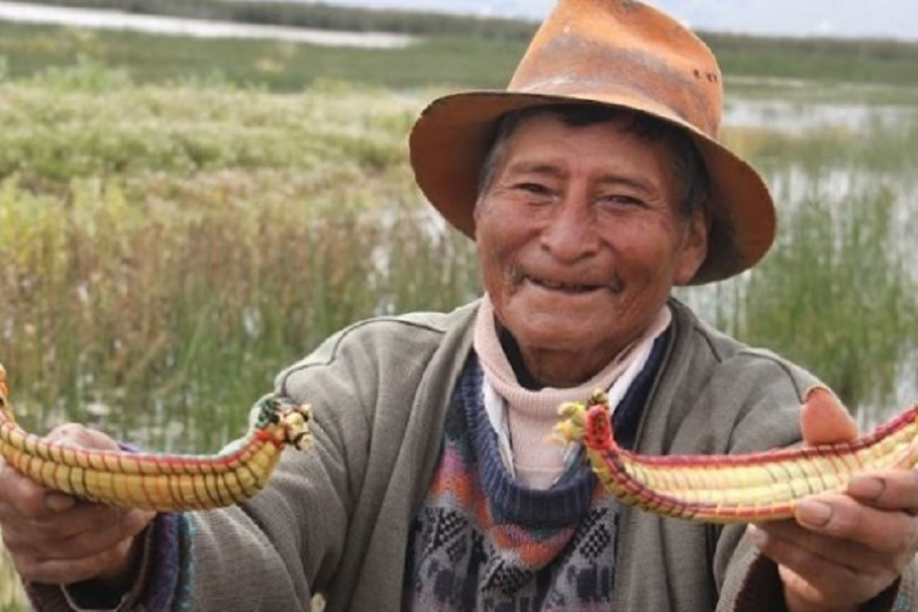 Luciano Vladi Durano Coyla, adulto mayor de Puno, usuario del programa Pensión 65 y creador de la flota de totora más pequeña del lago Titicaca.