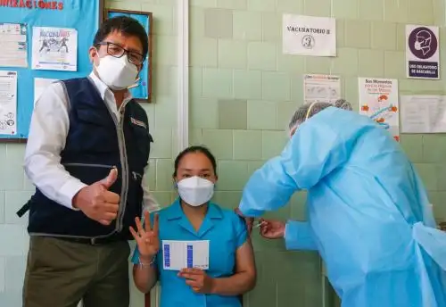 El ministro de Salud, Jorge López Peña, anunció esta mañana diversas acciones para mejorar los servicios y la infraestructura de los establecimientos de salud de Huancayo y la región Junín, así como para fortalecer la vacunación contra la covid-19.
