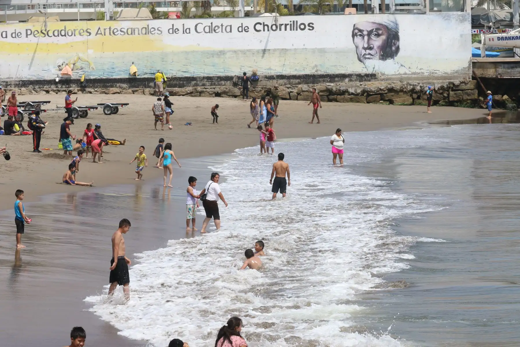 Decenas de familias llegaron esta tarde a la playa Pescadores, en Chorrillos, para disfrutar del feriado por Semana Santa. Foto: ANDINA/Eddy Ramos