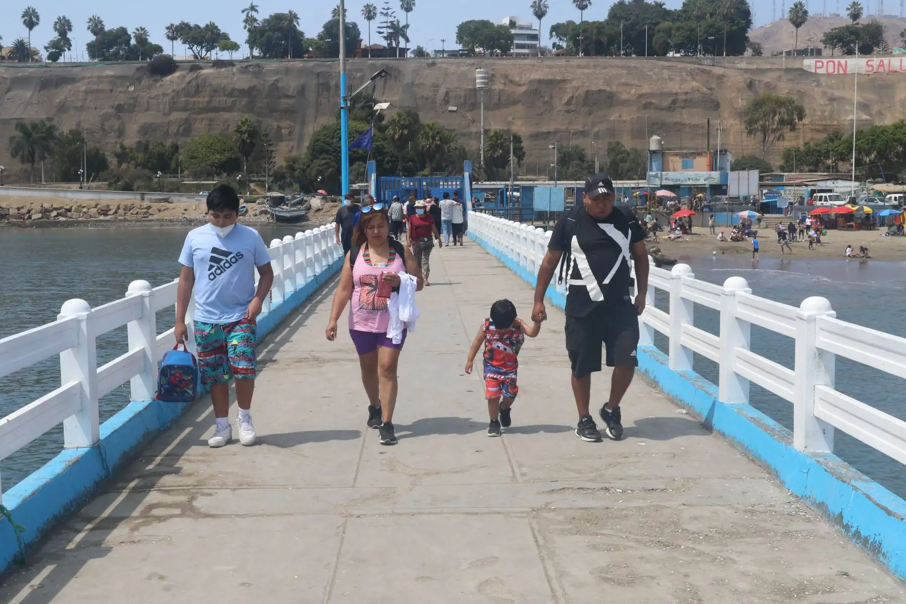 Decenas de familias llegaron esta tarde a la playa Pescadores, en Chorrillos, para disfrutar del feriado largo por Semana Santa. Algunos caminaron por el muelle del balneario y pasearon en bote. Foto: ANDINA/Eddy Ramos
