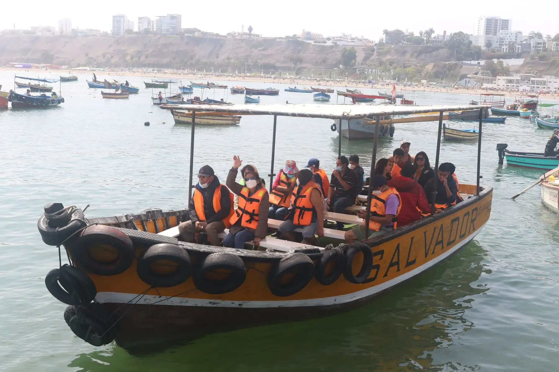 Decenas de familias llegaron esta tarde a la playa Pescadores, en Chorrillos, para disfrutar del feriado por Semana Santa. Familias pasearon en bote desde el muelle chorrillano. Foto: ANDINA/Eddy Ramos