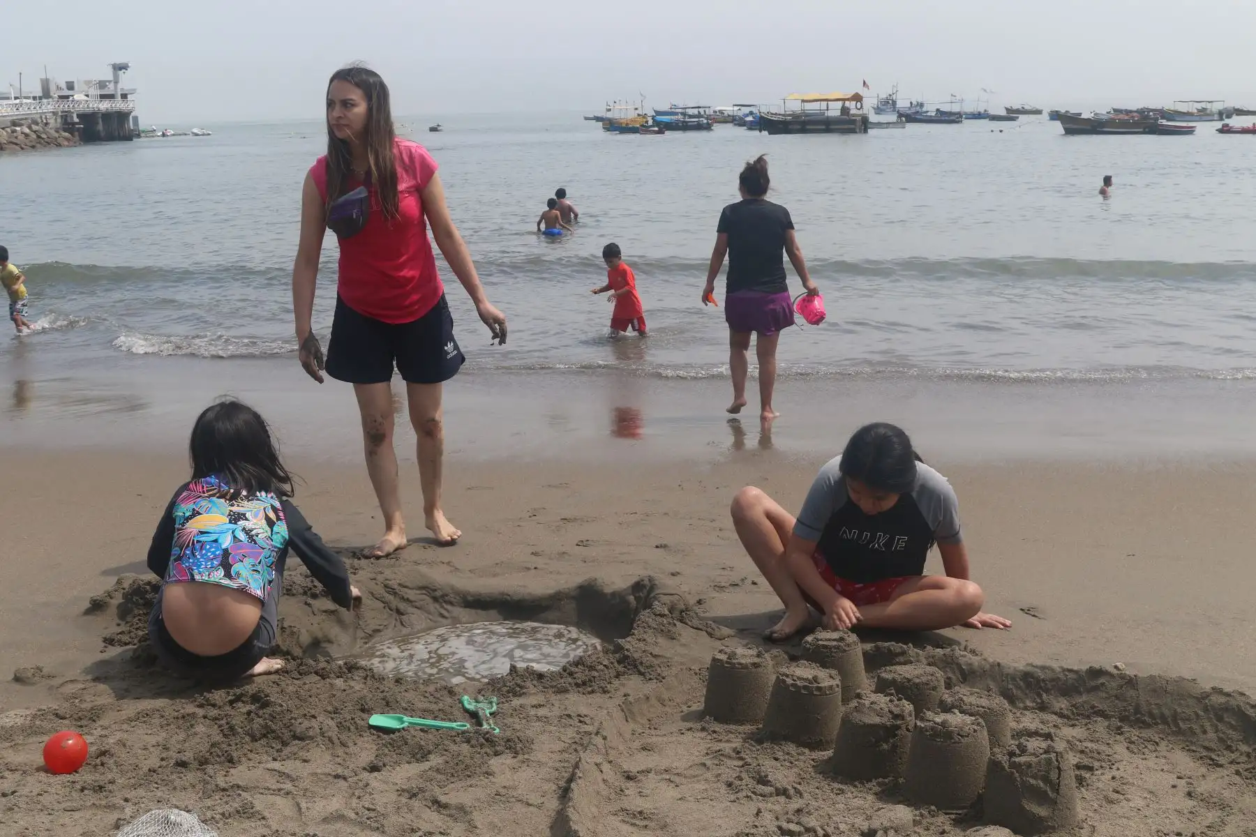 Decenas de familias llegaron esta tarde a la playa Pescadores, en Chorrillos, para disfrutar del feriado por Semana Santa. Niños jugaron en las orillas. Foto: ANDINA/Eddy Ramos