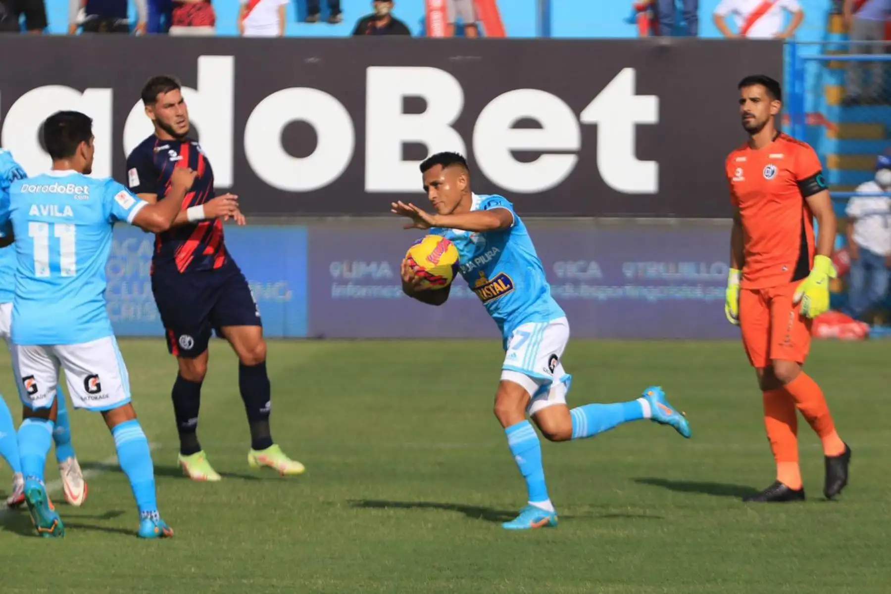Yoshimar Yotún celebra tras anotar ante Deportivo Municipal durante partido por la décima fecha de la Liga 1, en el estadio Alberto Gallardo. Foto: Liga 1