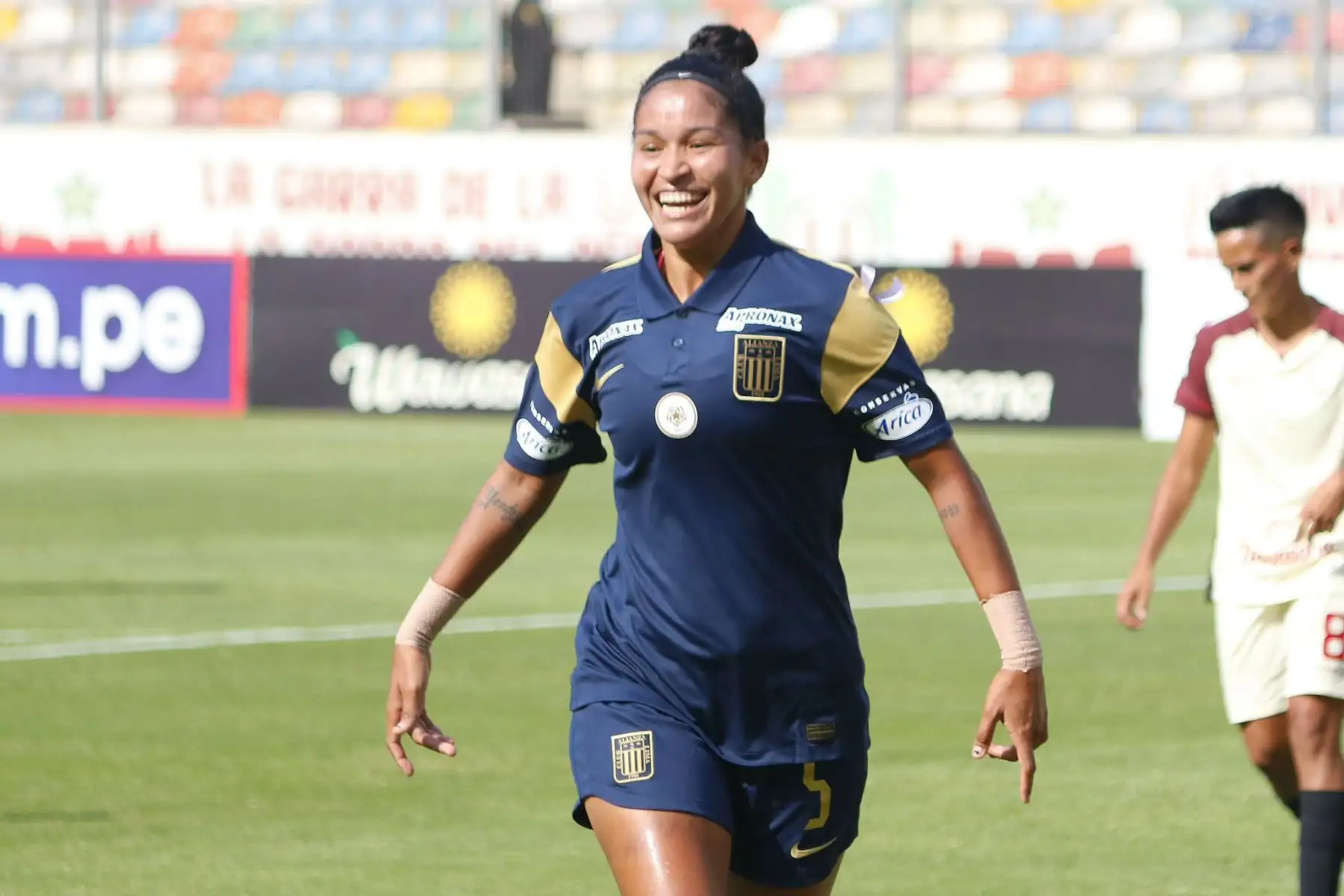 Neidy Romero de Alianza Lima celebra tras anotar ante Universitario durante partido por la tercera fecha la Liga Femenina 2022, en el Estadio Monumental. Foto: Liga Femenina FPF