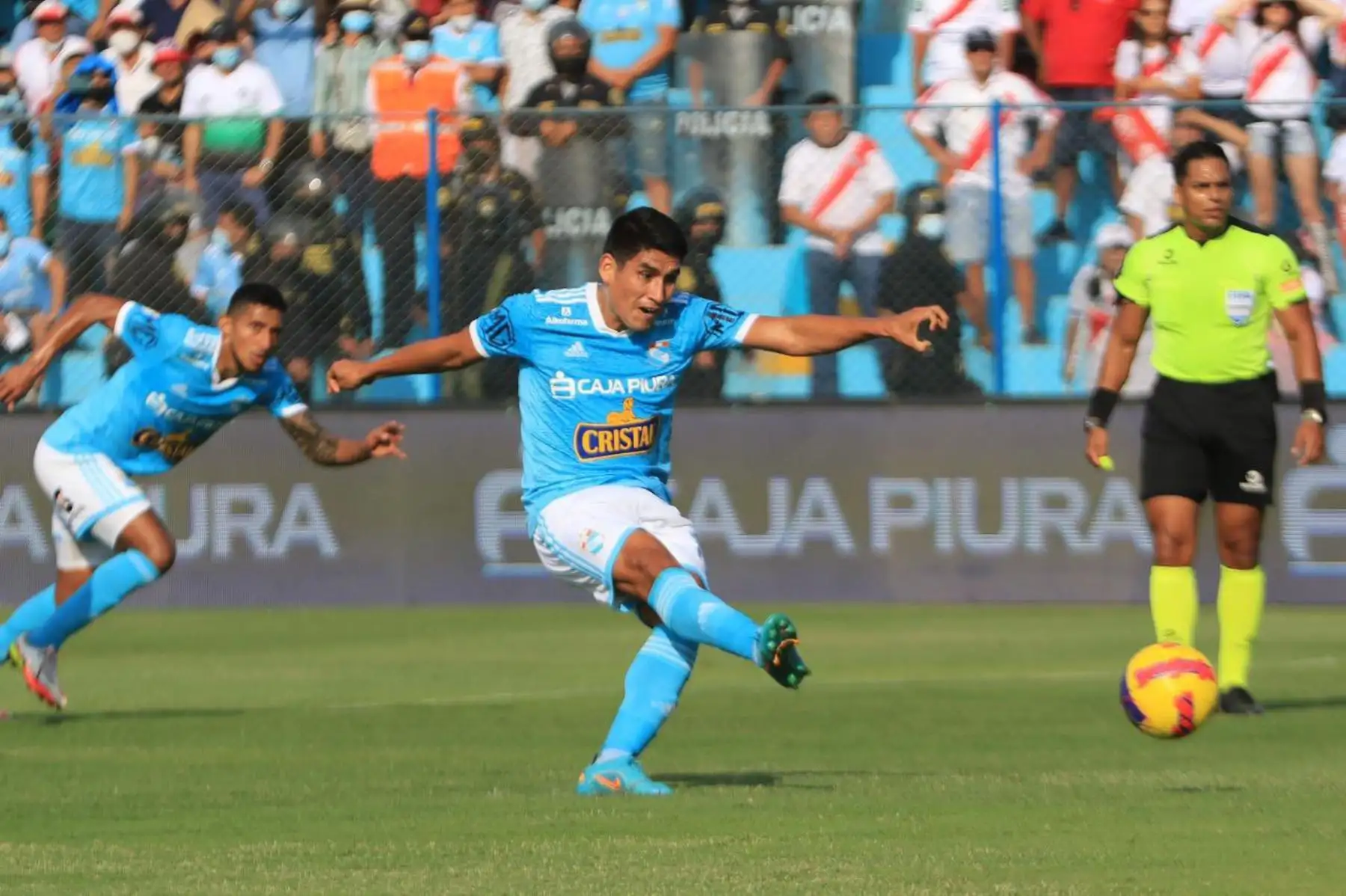 Irven Ávila anota de penal ante Deportivo Municipal durante partido por la décima fecha de la Liga 1, en el estadio Alberto Gallardo. Foto: Liga 1