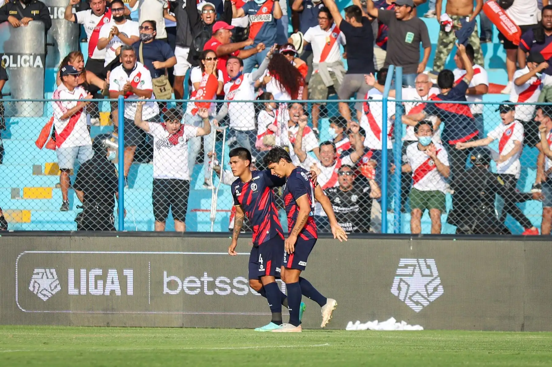 Roberto Ovelar marca un hat trick ante Sporting Cristal aunque no alcanza la victoria frente a los rimense, en el Gallardo. Foto: Liga 1