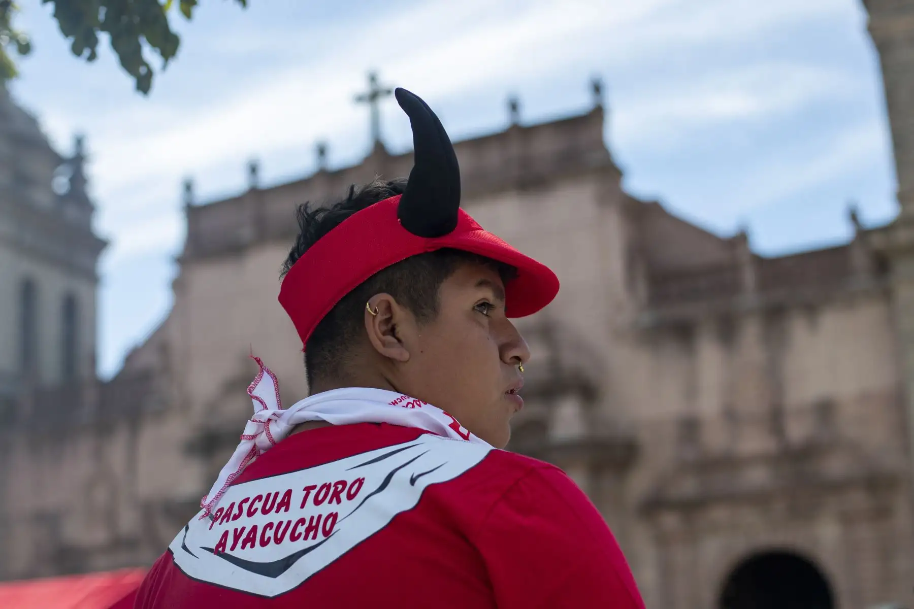 Jóvenes muestran lo mejor de su indumentaria durante la celebración del Pascua Toro, en Ayacho. Foto: ANDINA/Carla Patiño