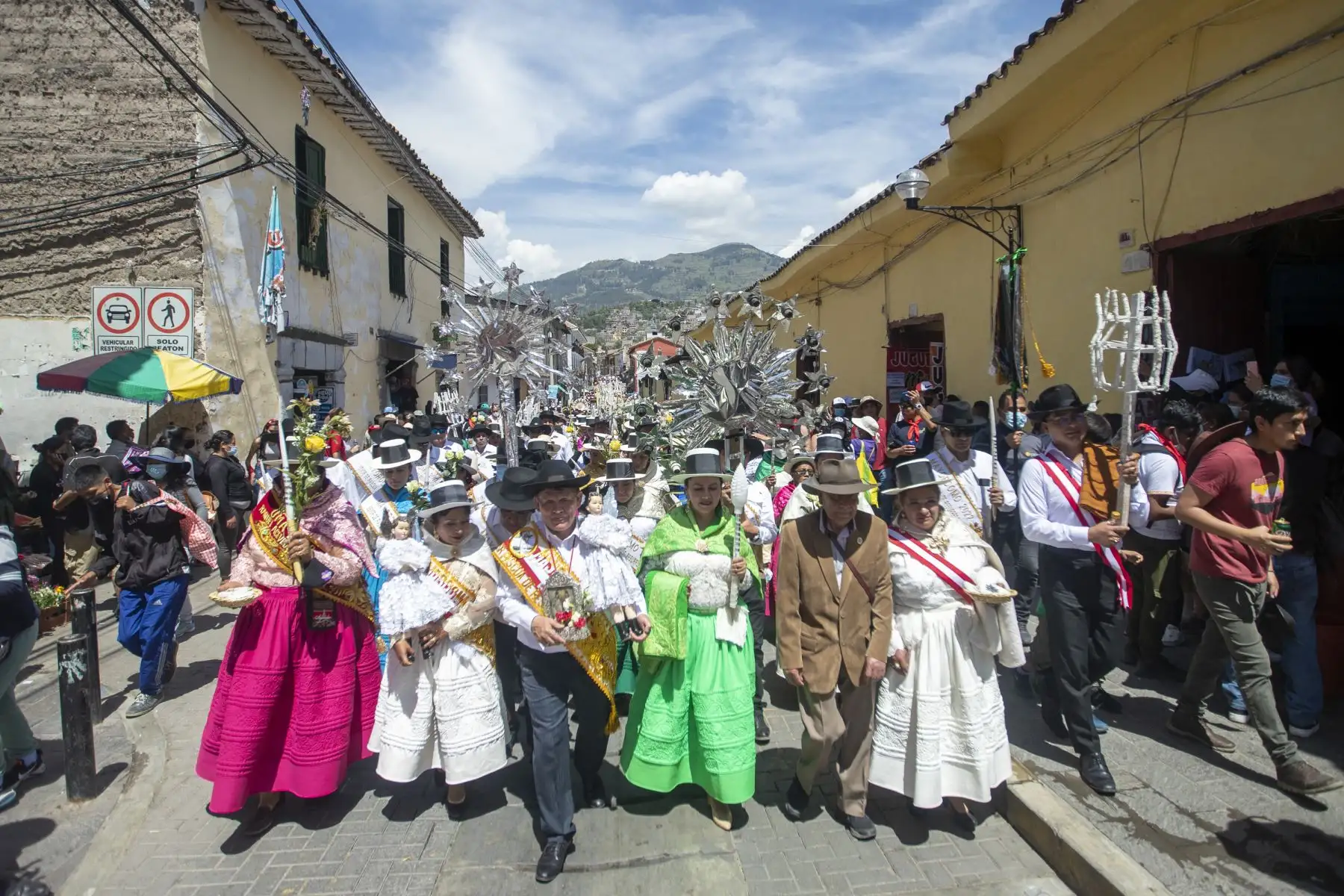 Un mayordomo junto a una madrina y una banda de músicos acompaña el recorrido de este grupo de jóvenes y adultos durante el Pascua Toro. Foto: ANDINA/Carla Patiño. Foto: ANDINA/Carla Patiño