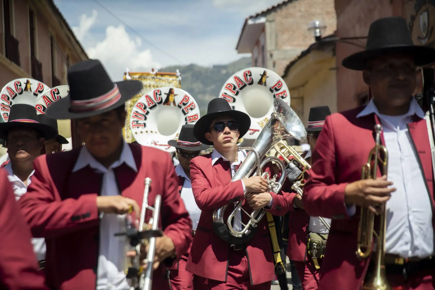 Una banda de músicos acompaña el recorrido de este grupo de jóvenes y adultos durante el Pascua Toro. Foto: ANDINA/Carla Patiño