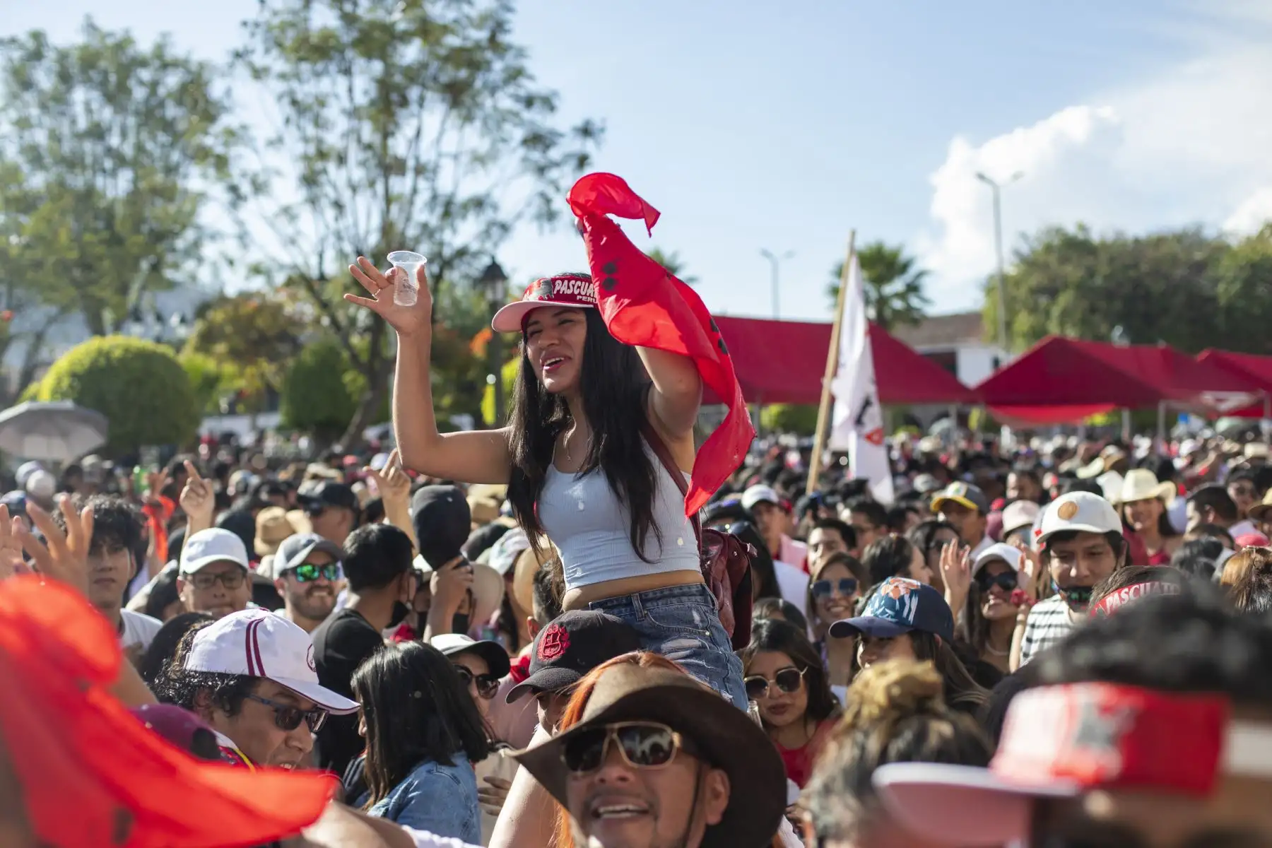 Miles jóvenes y adultos, vestidos de rojo y blanco; volvieron a llenar la Plaza de Armas de Ayacucho durante la Semana Santa para llevar a cabo el tradicional 
