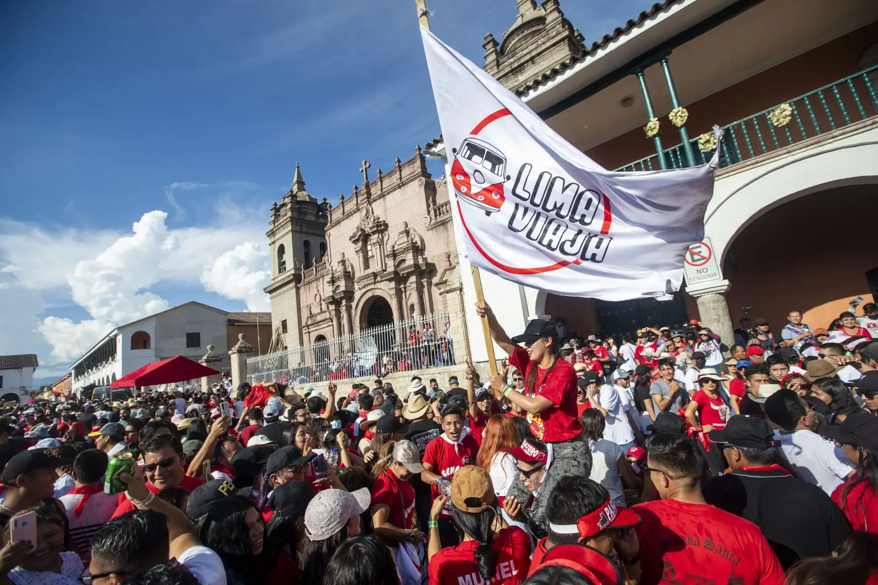 Miles jóvenes y adultos, vestidos de rojo y blanco; volvieron a llenar la Plaza de Armas de Ayacucho durante la Semana Santa para llevar a cabo el tradicional 