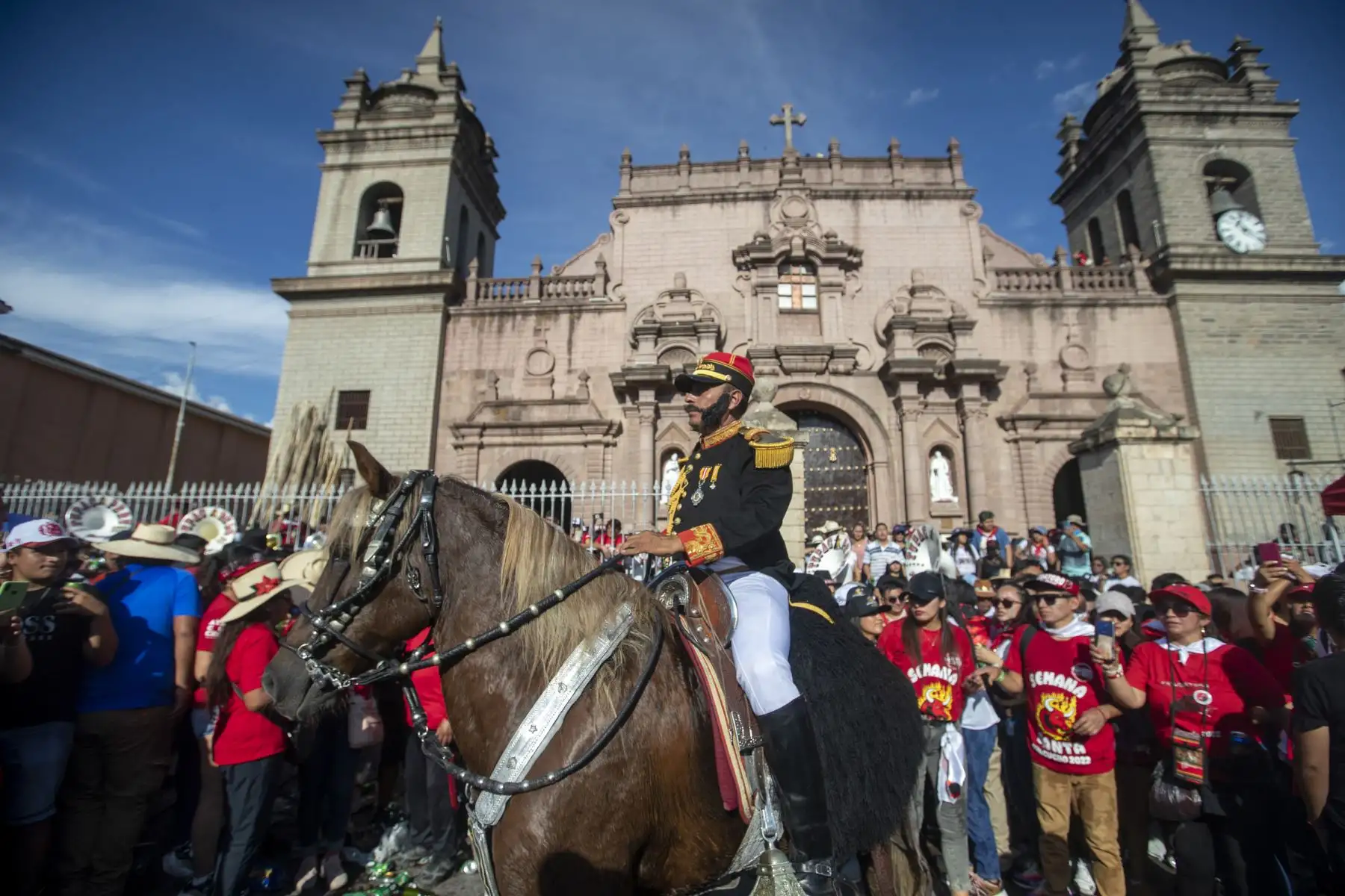 Miles jóvenes y adultos, vestidos de rojo y blanco; volvieron a llenar la Plaza de Armas de Ayacucho durante la Semana Santa para llevar a cabo el tradicional 