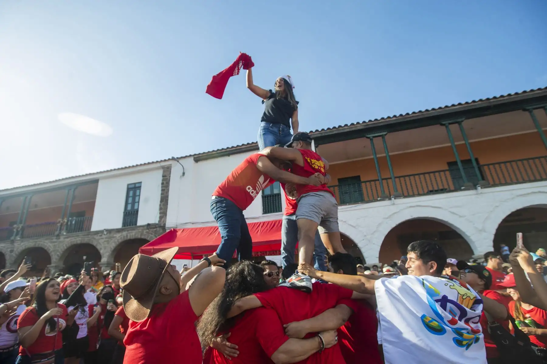 Turistas celebran con saltos y bailes el tradicional Pascua Toro en la Plaza de Armas de Ayacucho. Foto: ANDINA/Carla Patiño