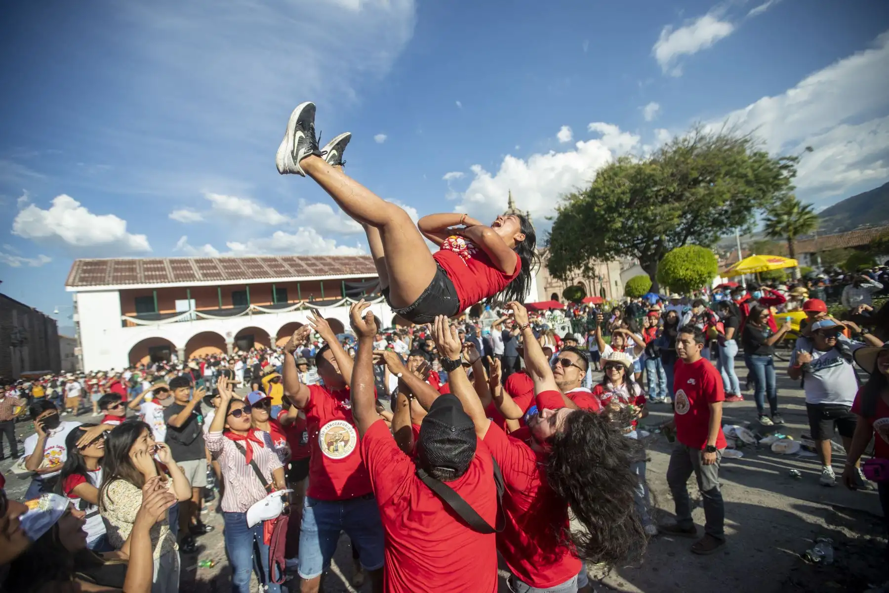 Turistas celebran con saltos y bailes el tradicional Pascua Toro en la Plaza de Armas de Ayacucho este Sábado de Gloria. Foto: ANDINA/Carla Patiño