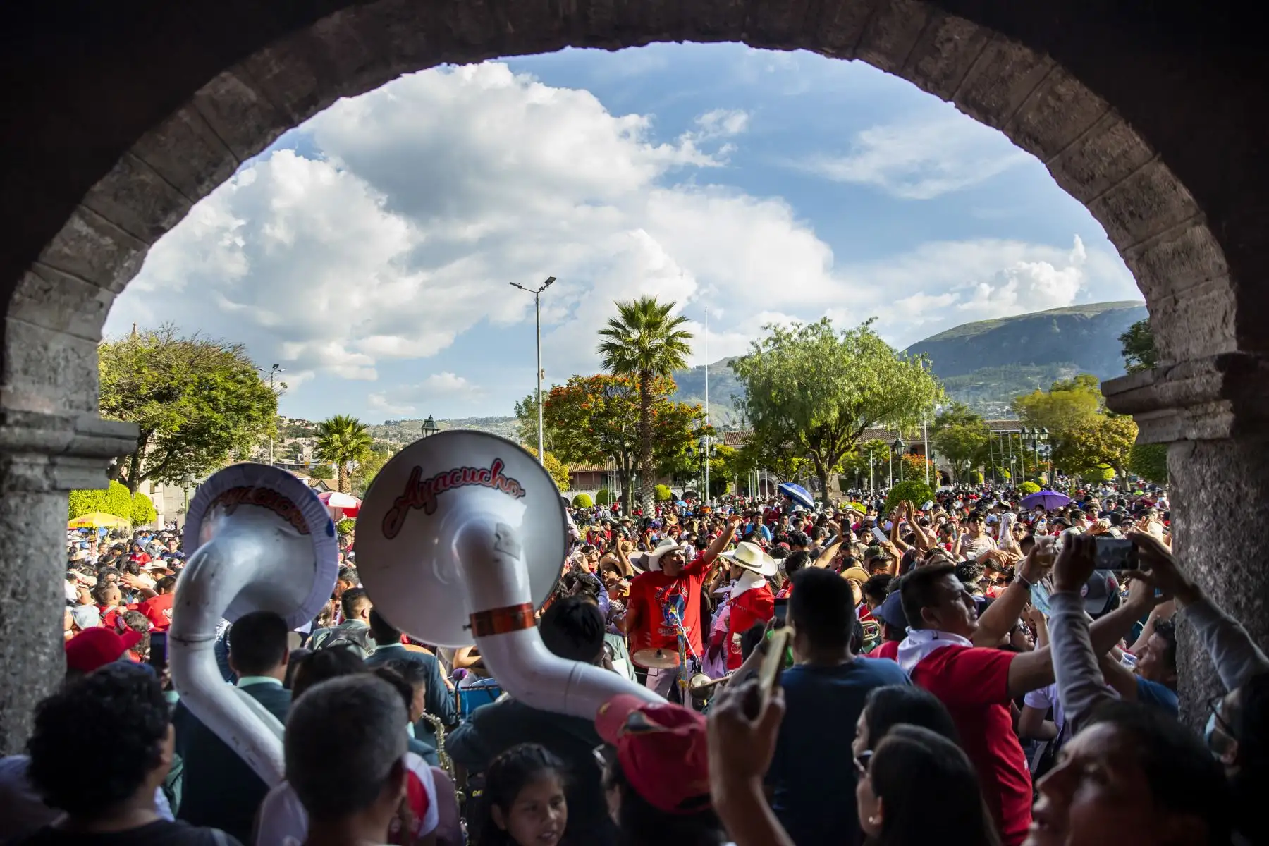Una banda de músicos acompaña el recorrido de este grupo de jóvenes y adultos. Foto: ANDINA/Carla Patiño