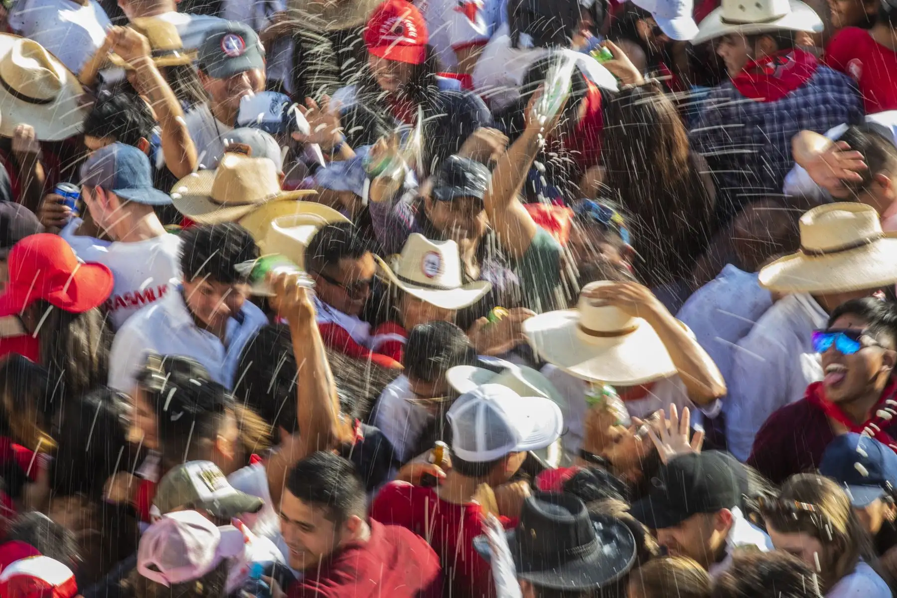 La festividad se desborda y los asistentes se toman unos tragos a ritmo del la música. Foto: ANDINA/Carla Patiño
