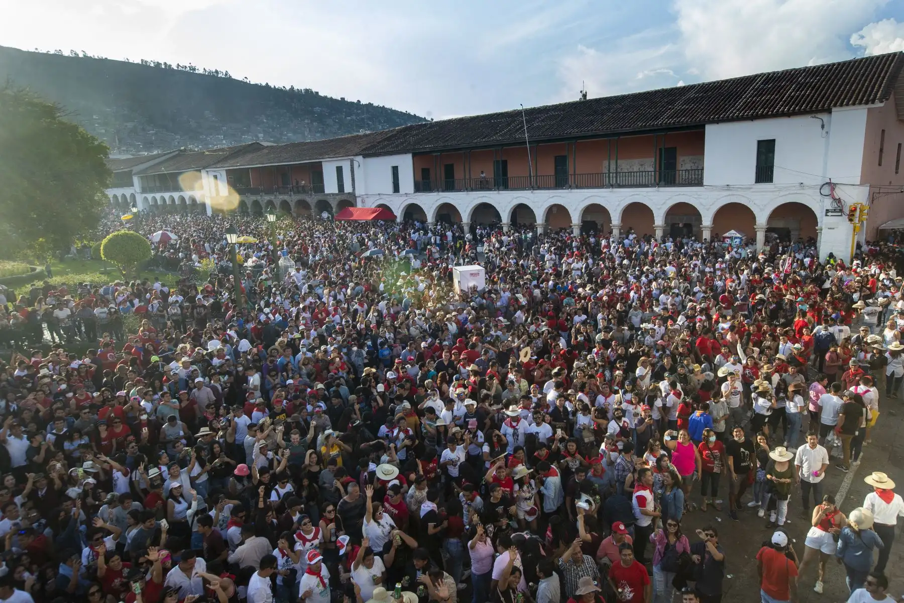 Miles jóvenes y adultos, vestidos de rojo y blanco; volvieron a llenar la Plaza de Armas de Ayacucho durante la Semana Santa para llevar a cabo el tradicional 