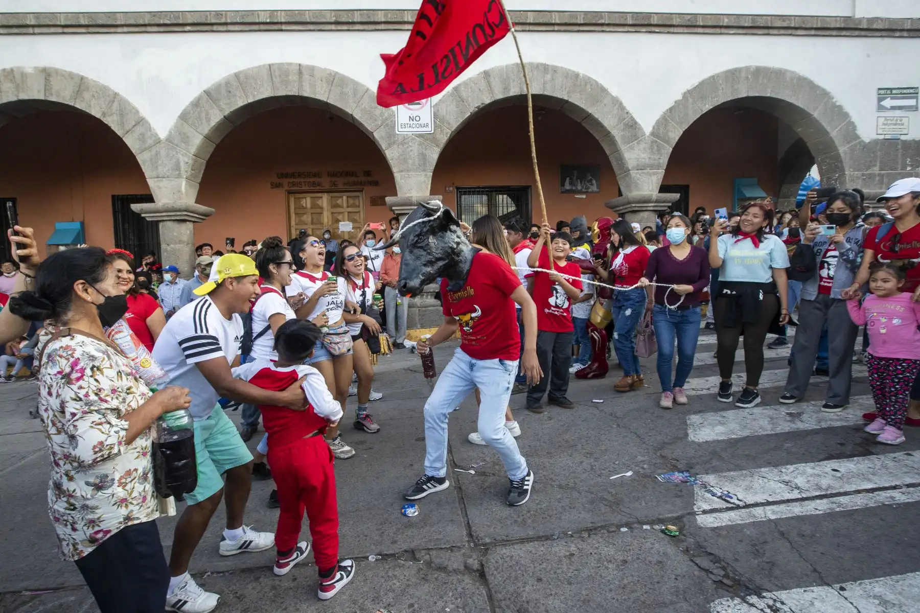 Turistas celebran con saltos y bailes el tradicional Pascua Toro en la Plaza de Armas de Ayacucho. Foto: ANDINA/Carla Patiño