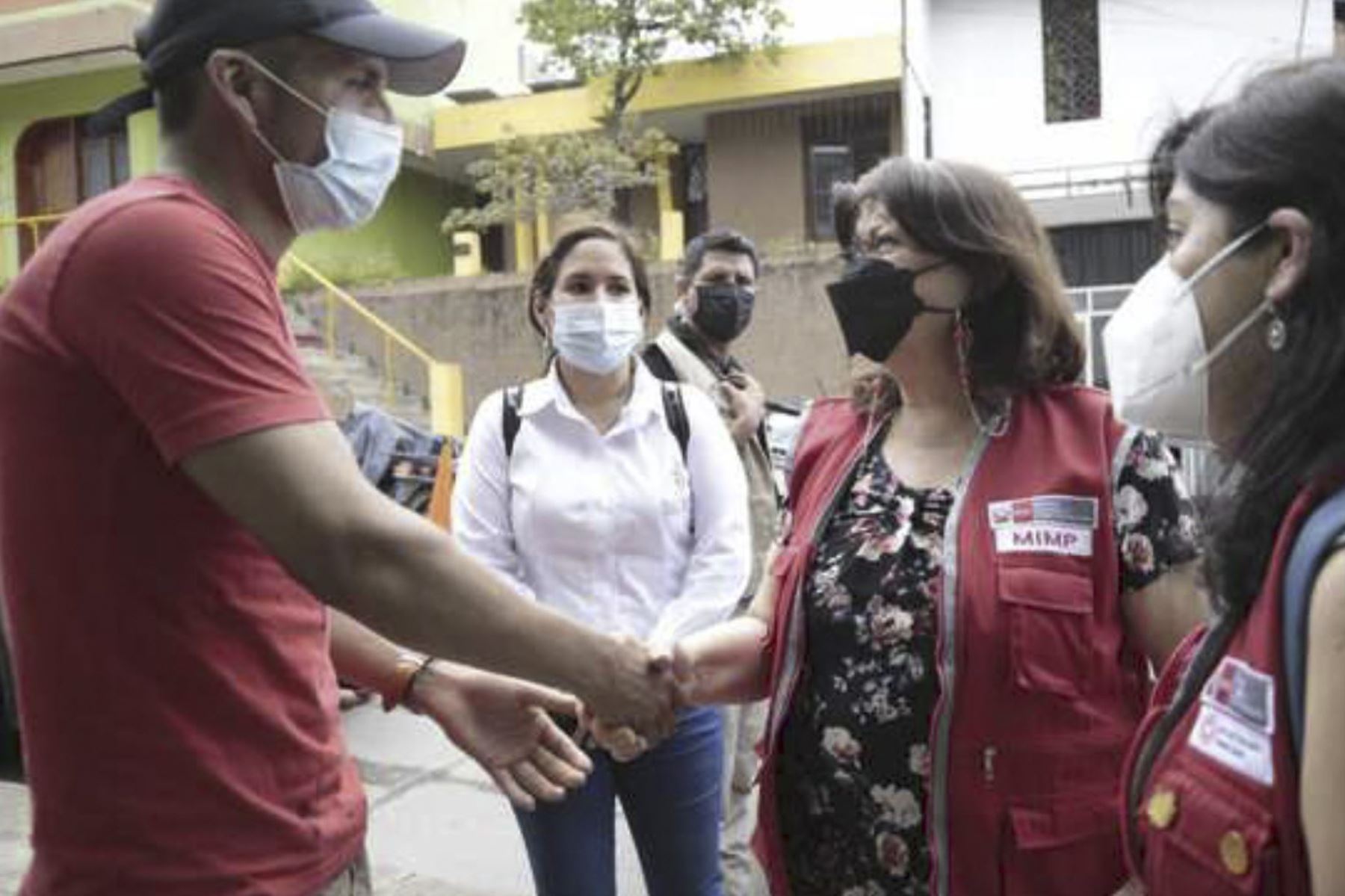 La ministra de la Mujer se reunió en Tarapoto con el padre del bebé asesinado. Foto: ANDINA/difusión.