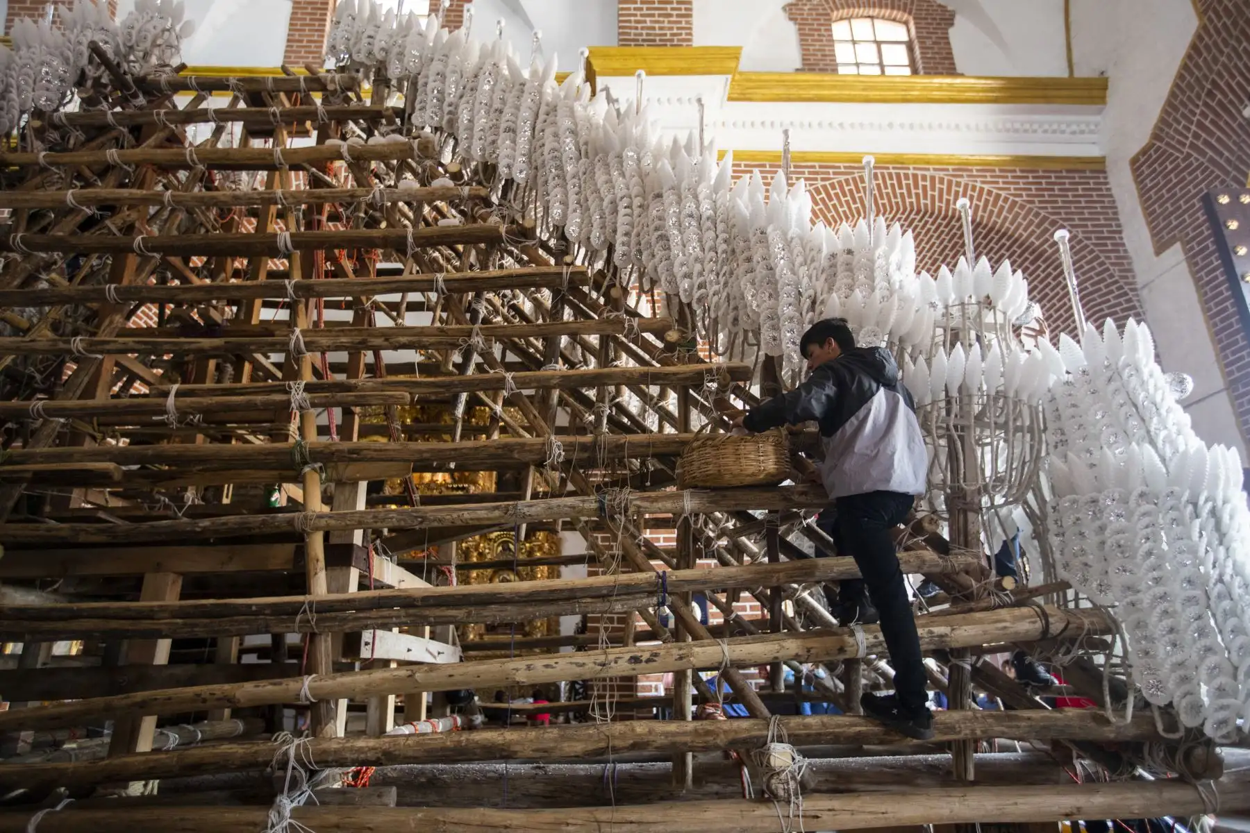 Maestros de cerería culminan la colocación de velas en el anda del Cristo de Resurrección, que recorrerá las principales calles de Ayacucho, este Domingo de Pascua. Foto: ANDINA/Carla Patiño