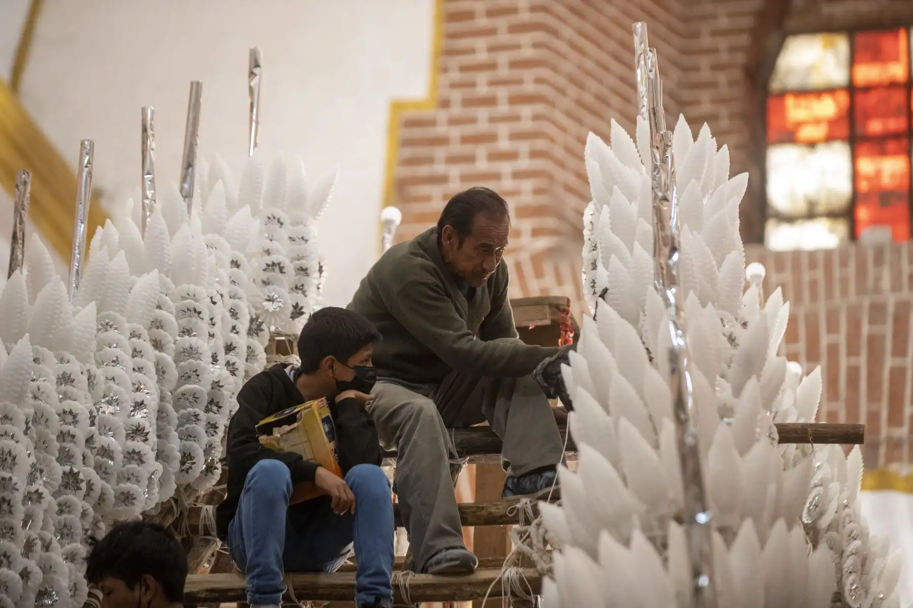 Maestros de cerería culminan la colocación de velas en el anda del Cristo de Resurrección, que recorrerá las principales calles de Ayacucho, este Domingo de Pascua. Foto: ANDINA/Carla Patiño