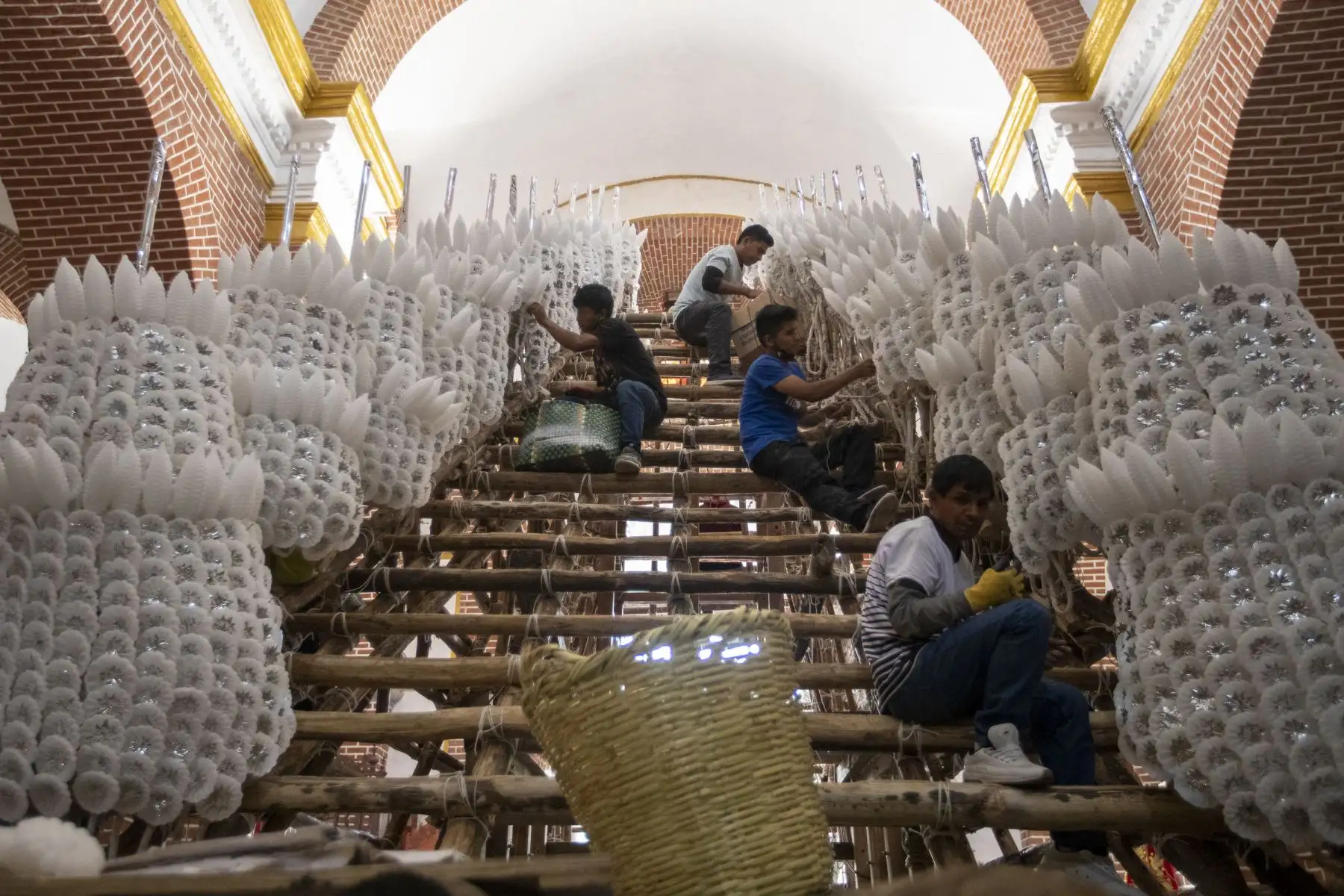 Maestros de cerería culminan la colocación de velas en el anda del Cristo de Resurrección, que recorrerá las principales calles de Ayacucho, este Domingo de Pascua. Foto: ANDINA/Carla Patiño
