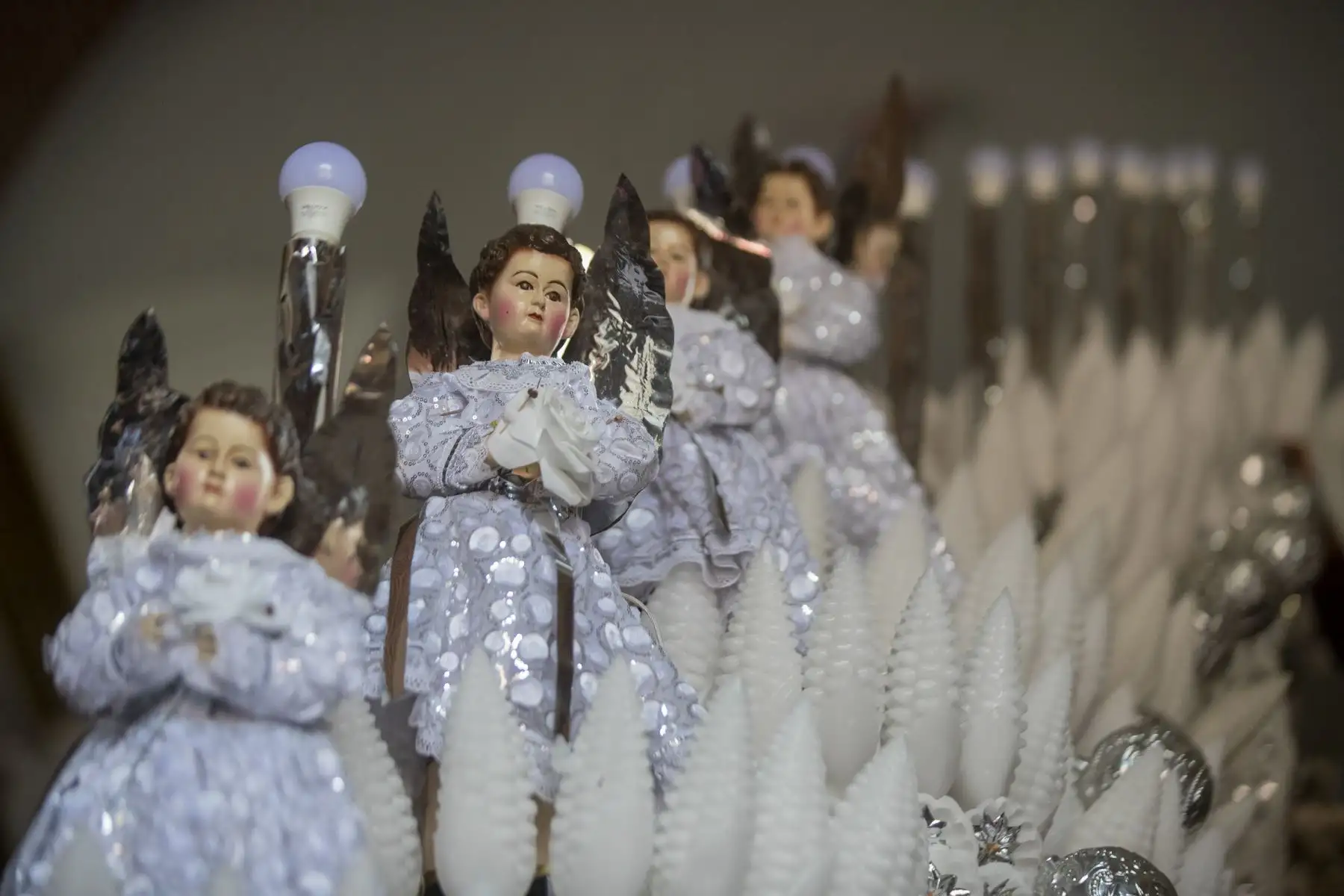 Maestros de cerería culminan la colocación de velas en el anda del Cristo de Resurrección, que recorrerá las principales calles de Ayacucho, este Domingo de Pascua. Foto: ANDINA/Carla Patiño