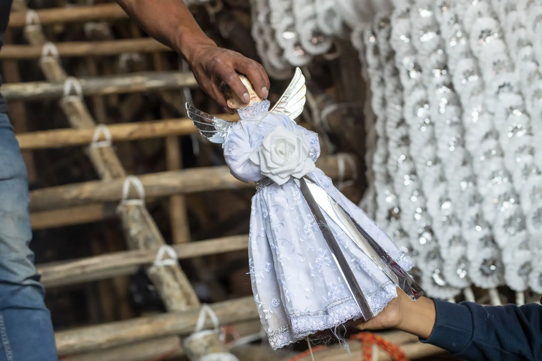 Maestros de cerería culminan la colocación de velas en el anda del Cristo de Resurrección, que recorrerá las principales calles de Ayacucho, este Domingo de Pascua. Foto: ANDINA/Carla Patiño