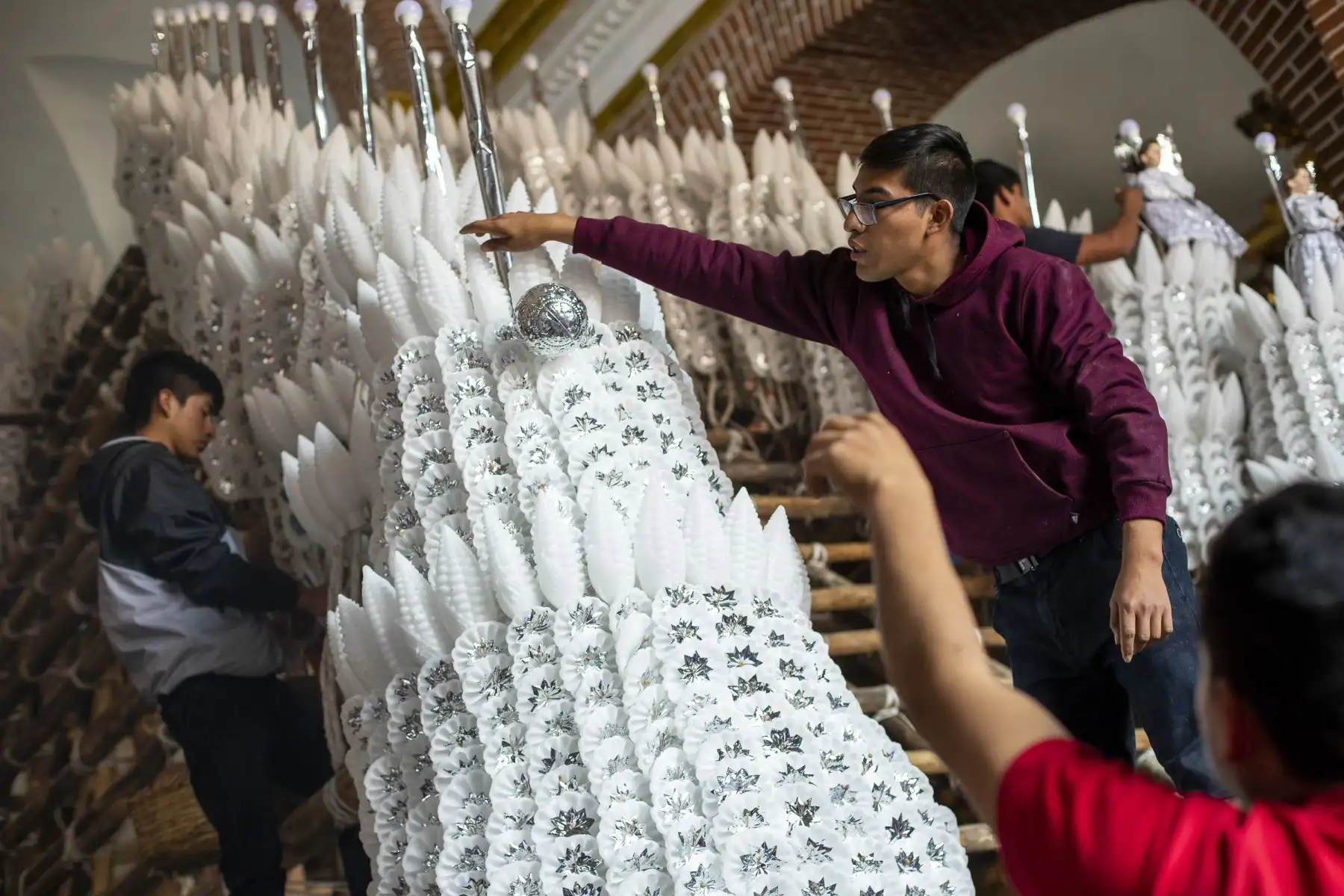 Maestros de cerería culminan la colocación de velas en el anda del Cristo de Resurrección, que recorrerá las principales calles de Ayacucho, este Domingo de Pascua. Foto: ANDINA/Carla Patiño