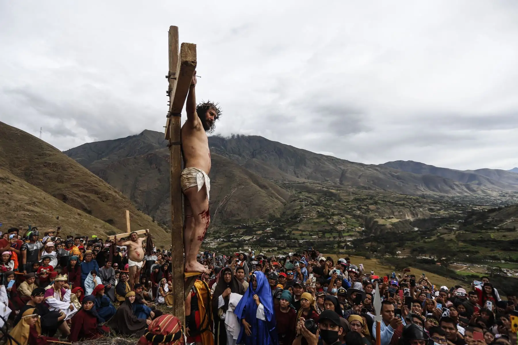 Antonio Robles Jara (50) interpreta el Vía crucis de Jesús desde en el distrito de Churubamba, región Huánuco. “Siempre me ha gustado el teatro y desde niño he admirado la vida y el mensaje de Cristo. Y ambas cosas se fusionaron”. Foto: ANDINA/Renato Pajuelo