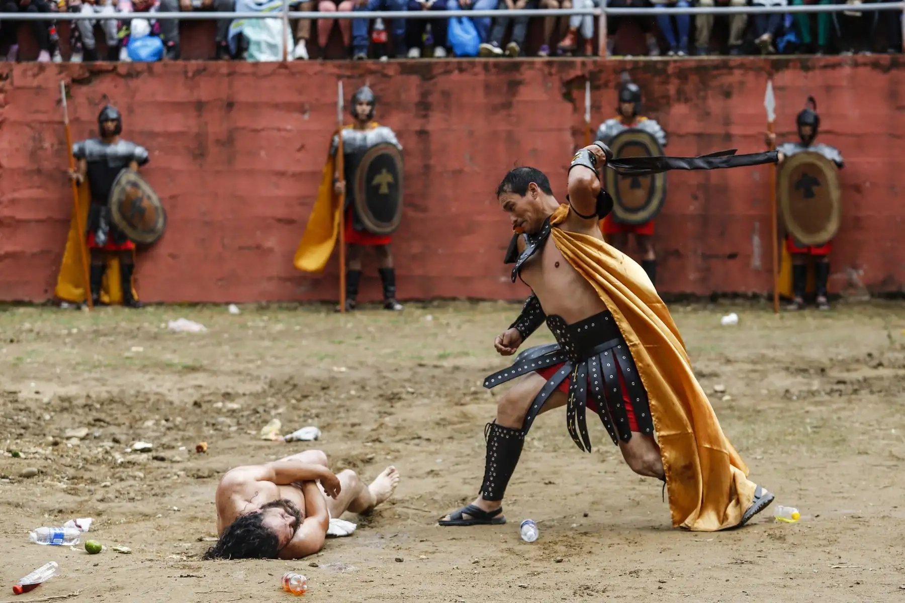 Los soldados romanos azotan sin piedad al Cristo de Churubamba, en el coliseo distrital, donde cientos de fieles se dieron cita para presenciar la puesta en escena. Foto: ANDINA/Renato Pajuelo