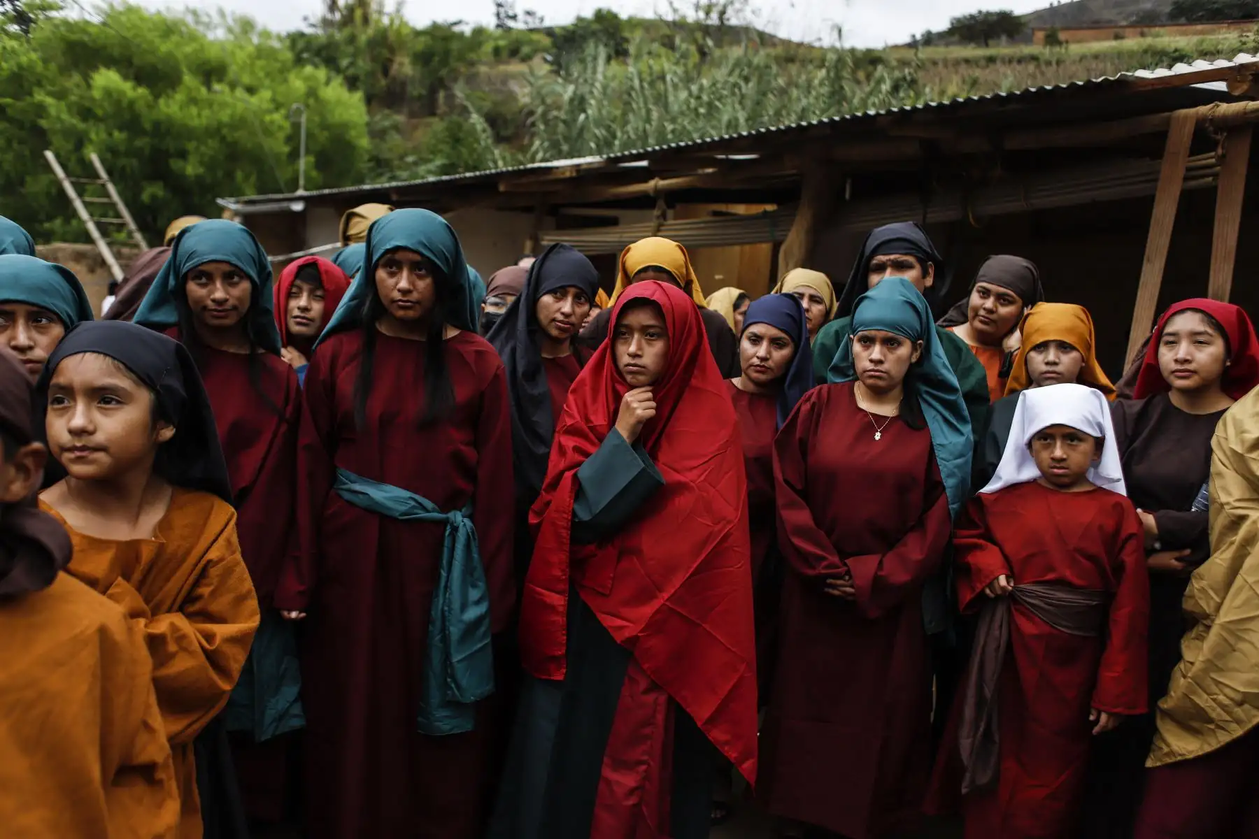 Niños del de pueblo de “Churusalen”, como lo bautizó el propio actor, escuchan el mensaje del Señor y lo que significa la obra. Foto: ANDINA/Renato Pajuelo
