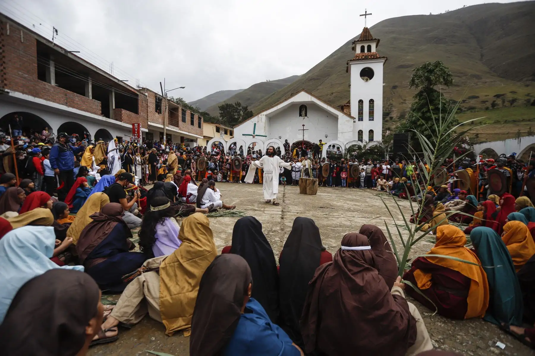 Robles quien encarna a Jesús predica la palabra en la plaza principal del distrito de Churubamba, en Huánuco. Foto: ANDINA/Renato Pajuelo