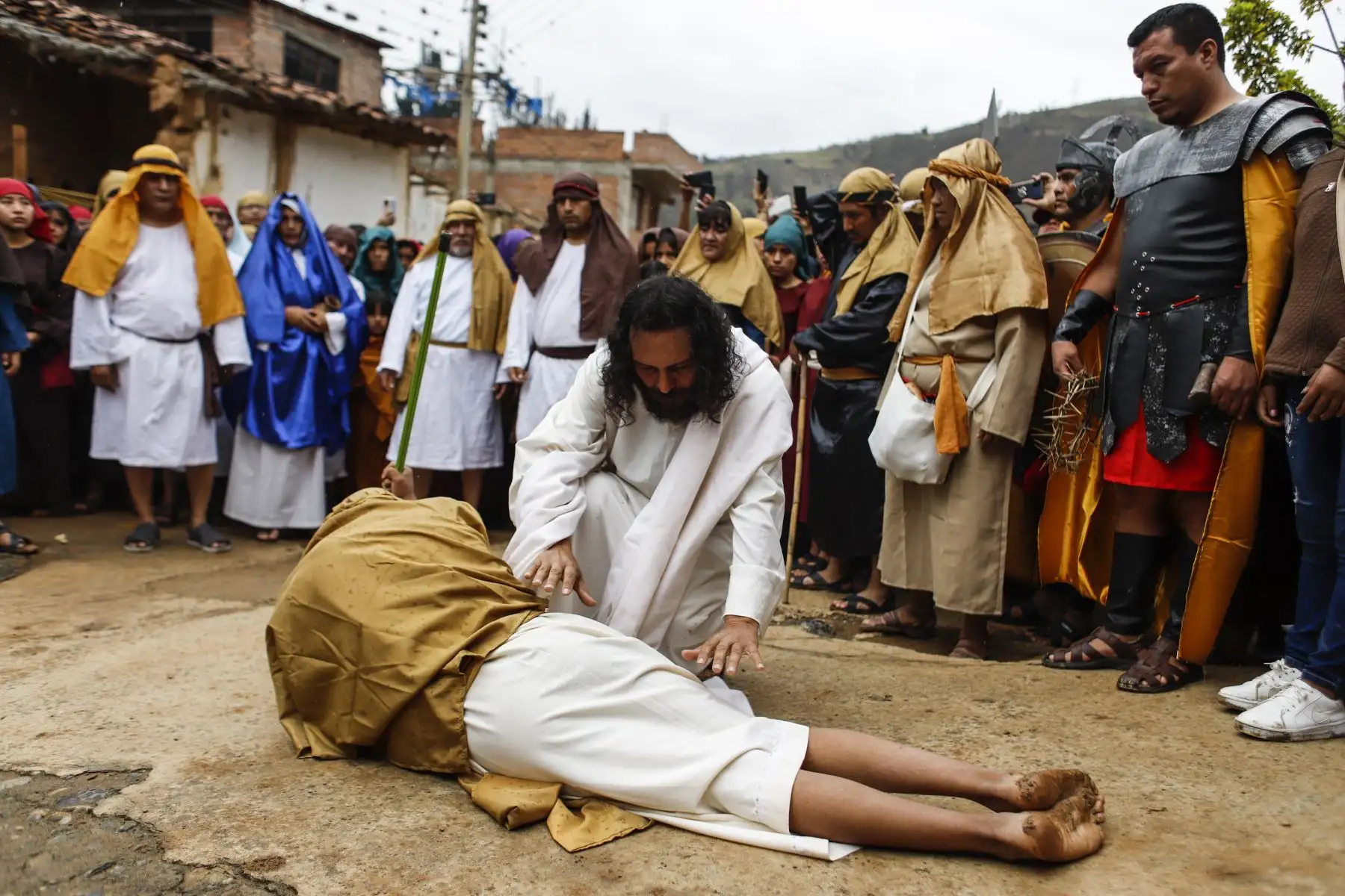 Cristo cura a un lisiado en la plaza matriz churubambina y todos sus fieles gritan a una sola voz: ¡Milagro! Foto: ANDINA/Renato Pajuelo