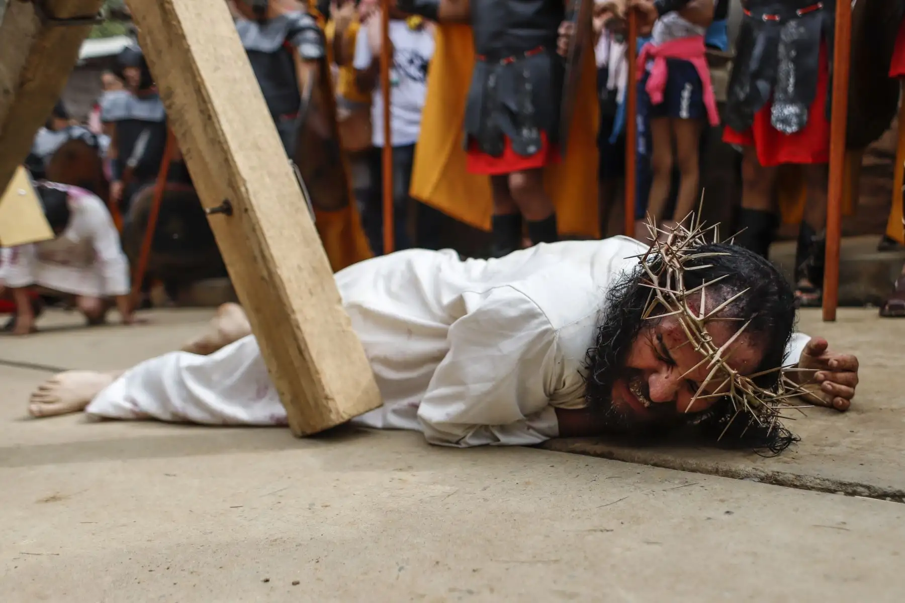 Cristo cae y yace tendido en el suelo tras cargar largos tramos su pesada cruz de 70 kilos. Foto: ANDINA/Renato Pajuelo