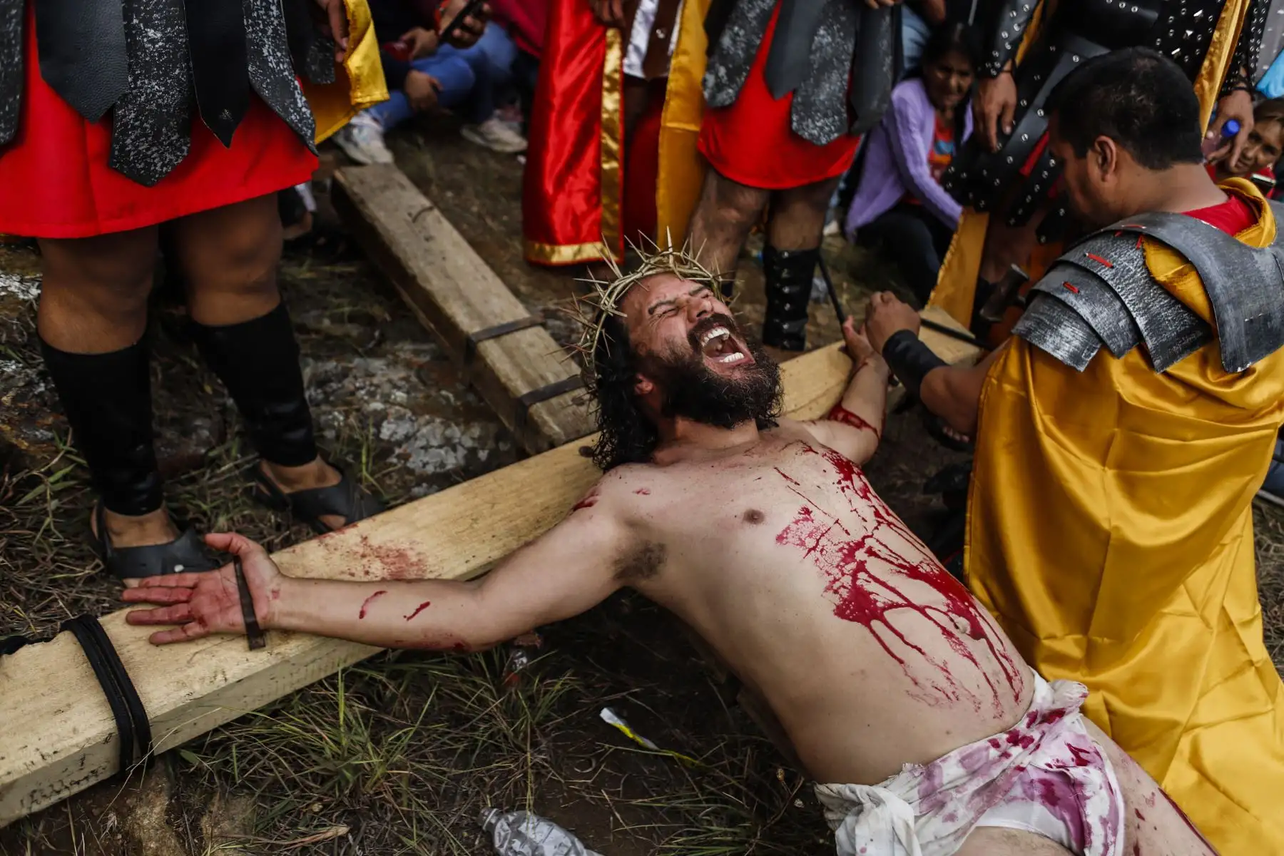 El actor Toño Robles quien interpreta a Jesús se alista para su crucifixión en lo alto de Churubamba, en Huánuco. Foto: ANDINA/Renato Pajuelo