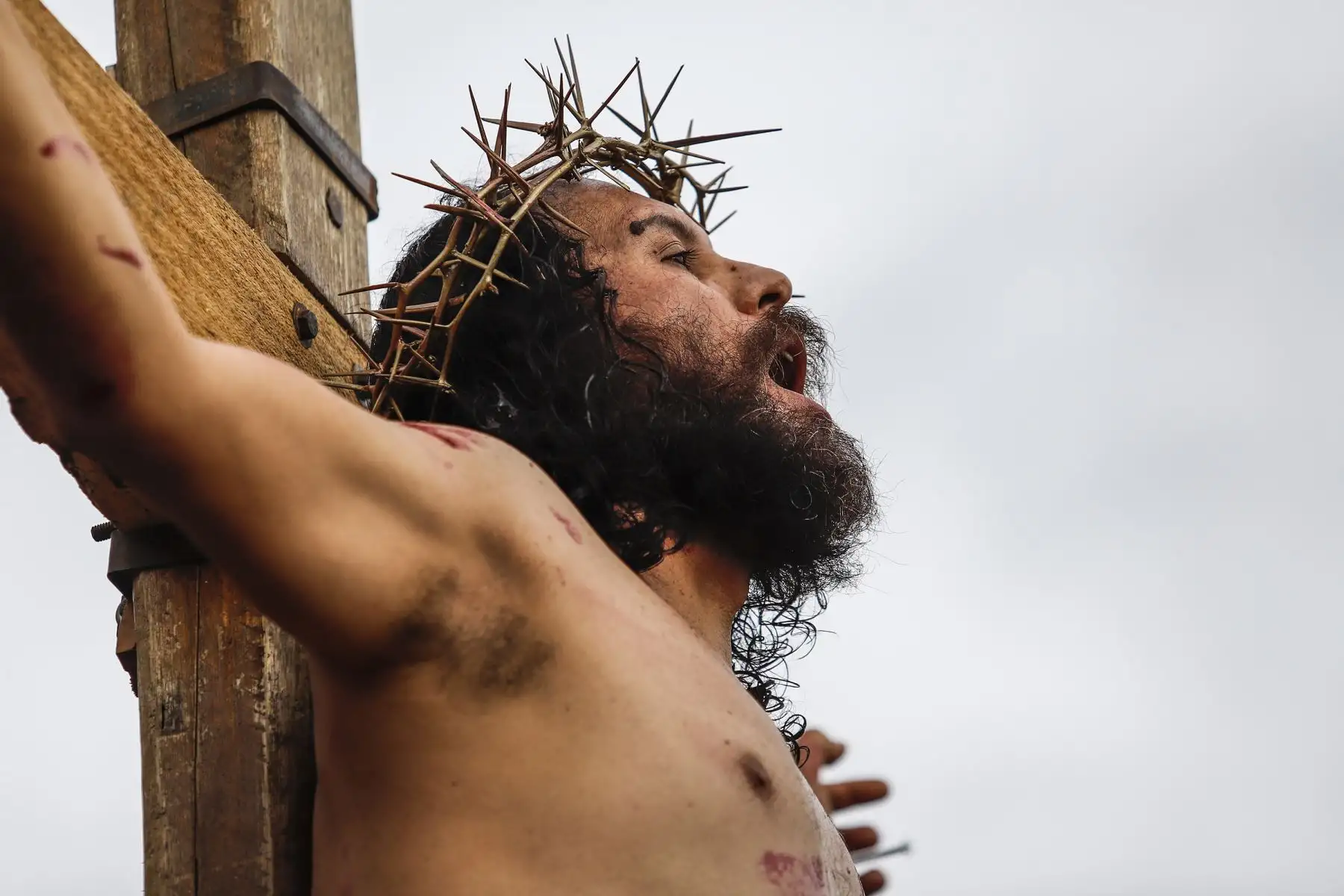 El actor agoniza y da sus últimos respiros en la cruz. Foto: ANDINA/Renato Pajuelo