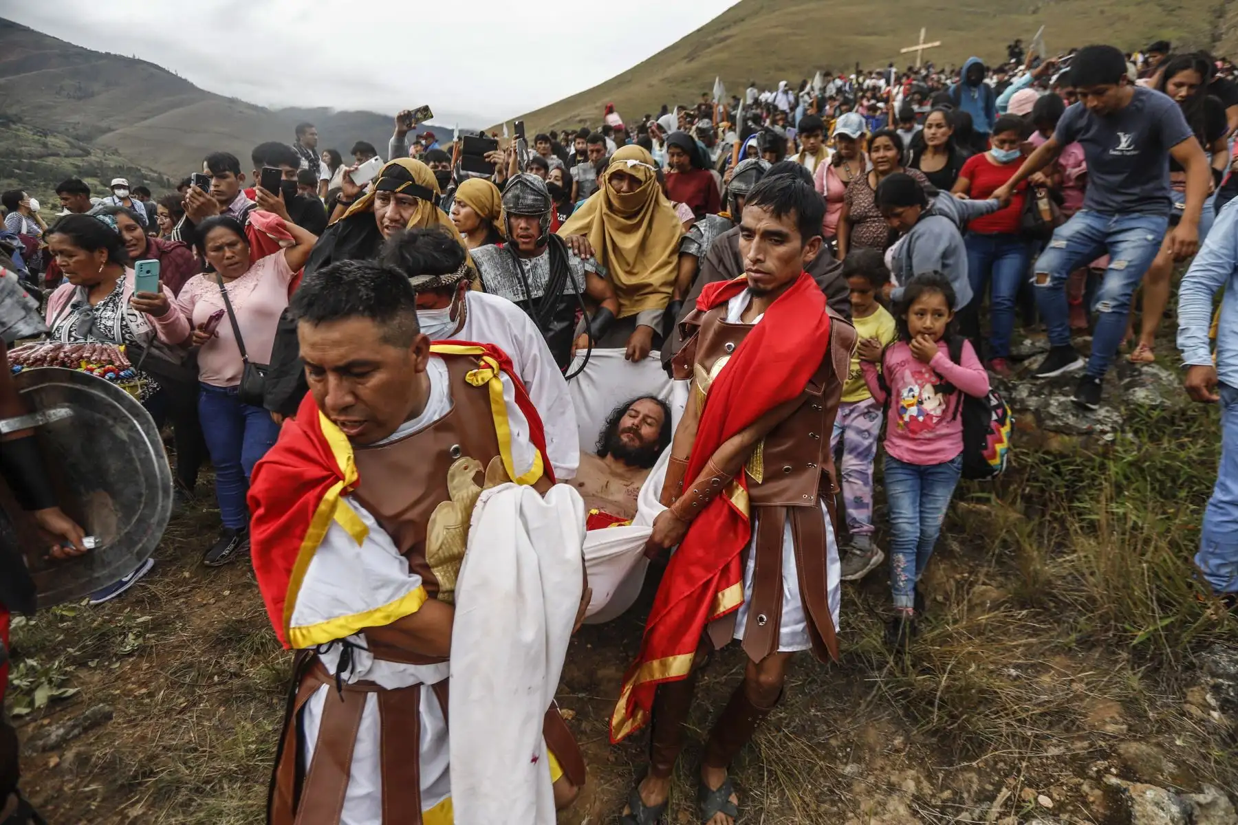 El Cristo de Churubamba ha muerto. Soldados cargan su cuerpo sobre un manto y lo dirigen hacia cabaña donde resucitará… Esta obra fue en homenaje a los fallecidos actores René Rodríguez, Grover Chávez y Elvira Olivas. Foto: ANDINA/Renato Pajuelo