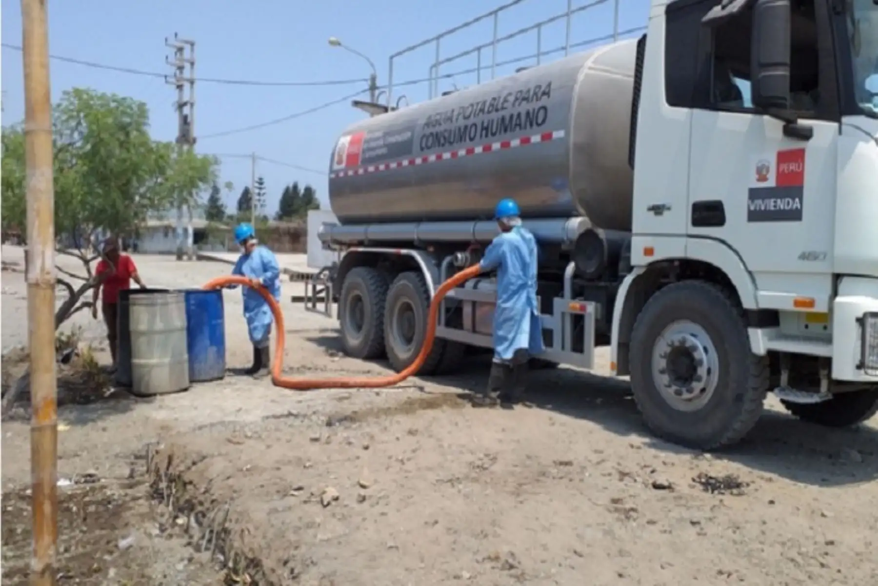 El decreto de urgencia tiene por objeto aprobar medidas extraordinarias, en materia económica y financiera, para que a través del abastecimiento de agua potable mediante camiones cisterna de forma gratuita, se coadyuve a reducir el impacto económico por elevada inflación, en la población del ámbito urbano sin acceso al servicio de agua potable.  ANDINA/Difusión