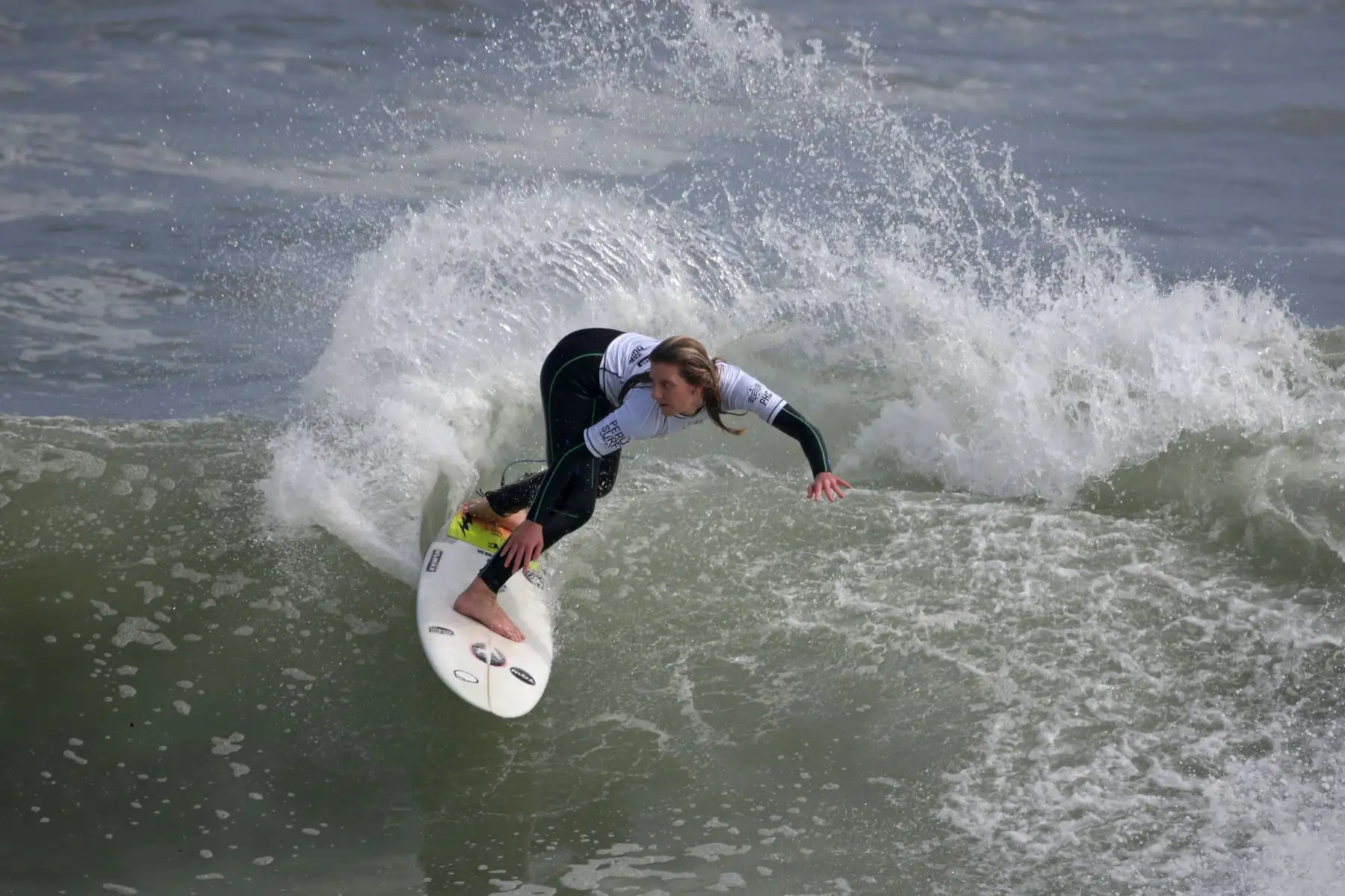 El sol y las buenas olas del mar se mezclaron con el espíritu competitivo de un grupo de amantes del surf, que se dieron cita en el Centro de Alto Rendimiento en Punta Rocas, en el marco de la Copa Legado 2022.
Foto: Legado 2022
