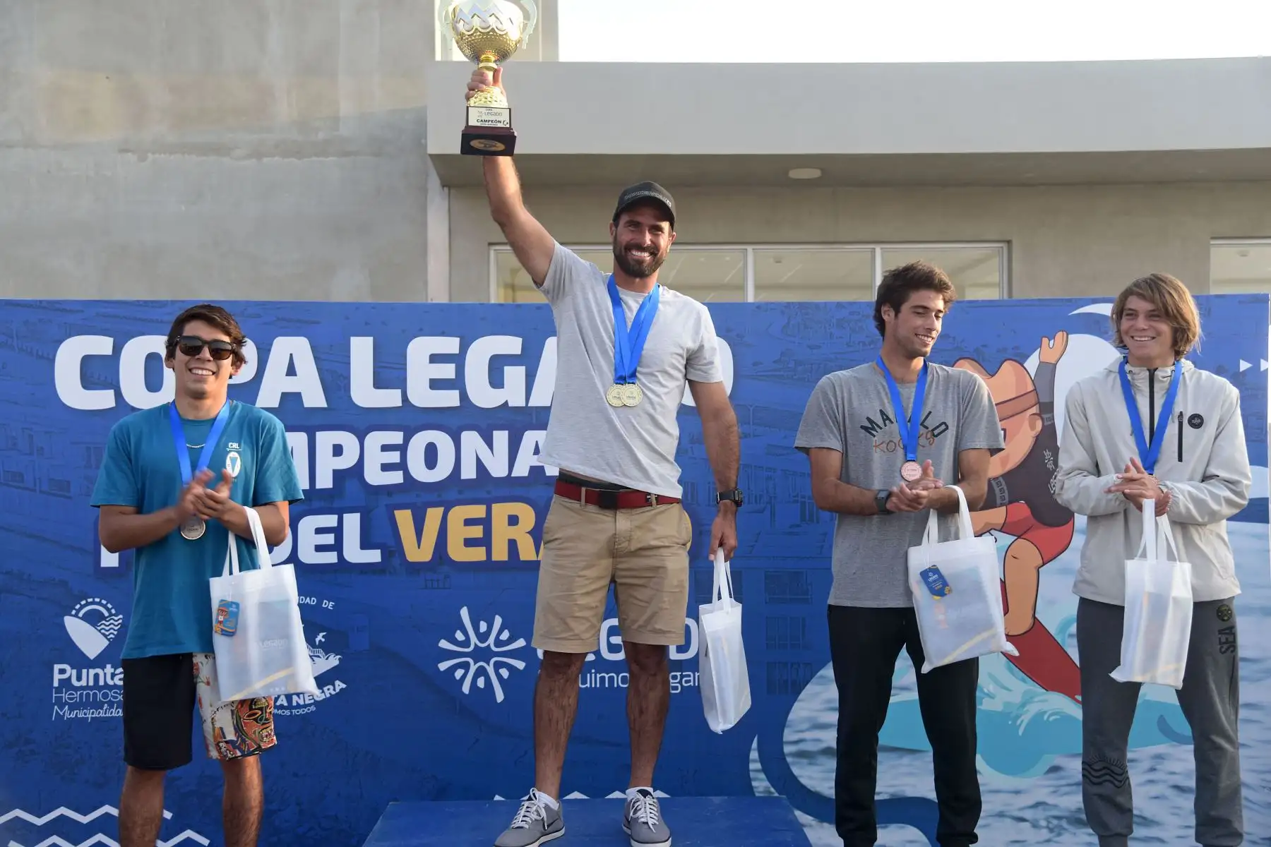 El sol y las buenas olas del mar se mezclaron con el espíritu competitivo de un grupo de amantes del surf, que se dieron cita en el Centro de Alto Rendimiento en Punta Rocas, en el marco de la Copa Legado 2022.
Foto: Legado 2022