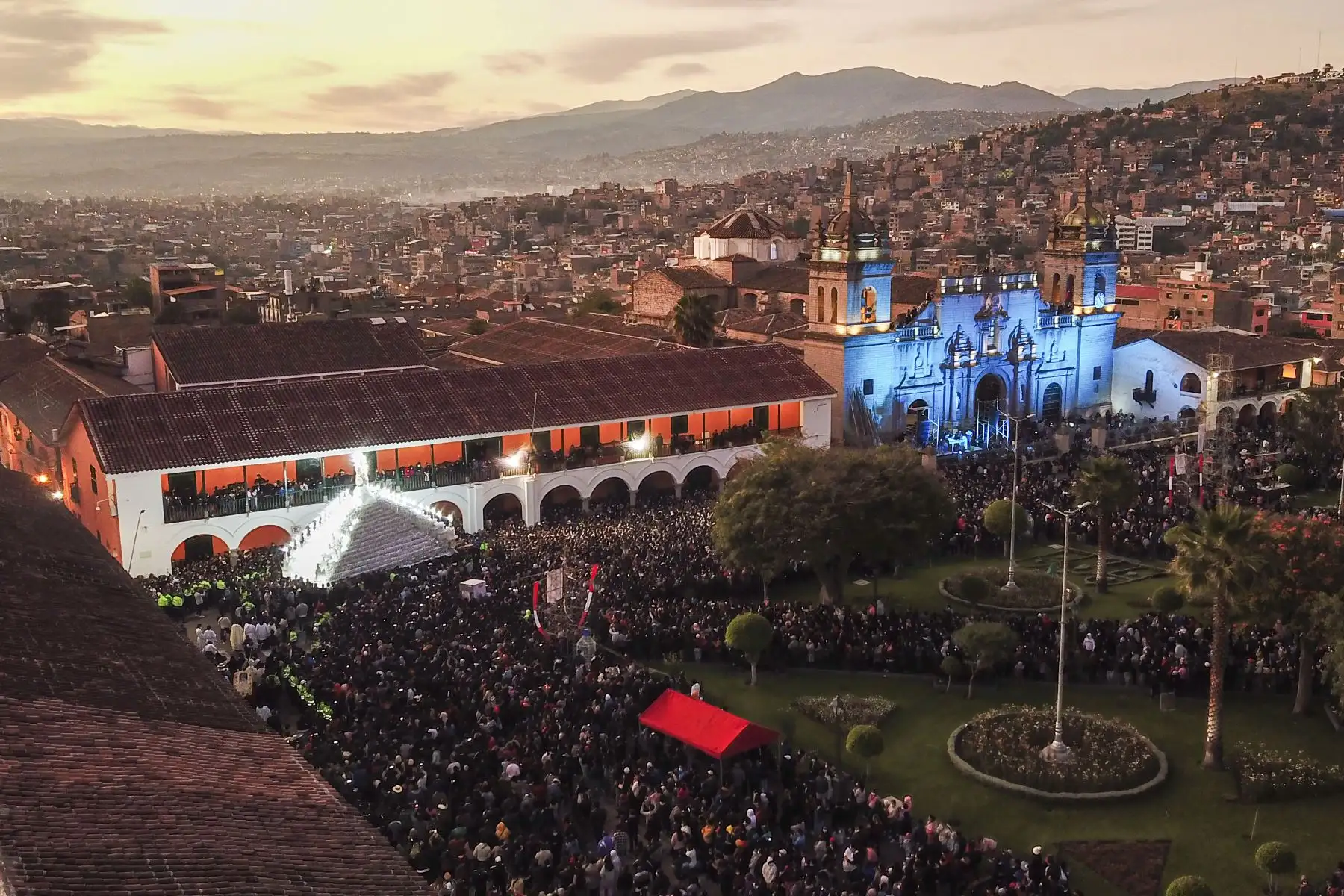 Multitudinaria procesión del Cristo Resucitado cierra la Semana Santa 2022 en la región Ayacucho. Imágenes con dron.
 Foto: ANDINA/Lenin Lobatón