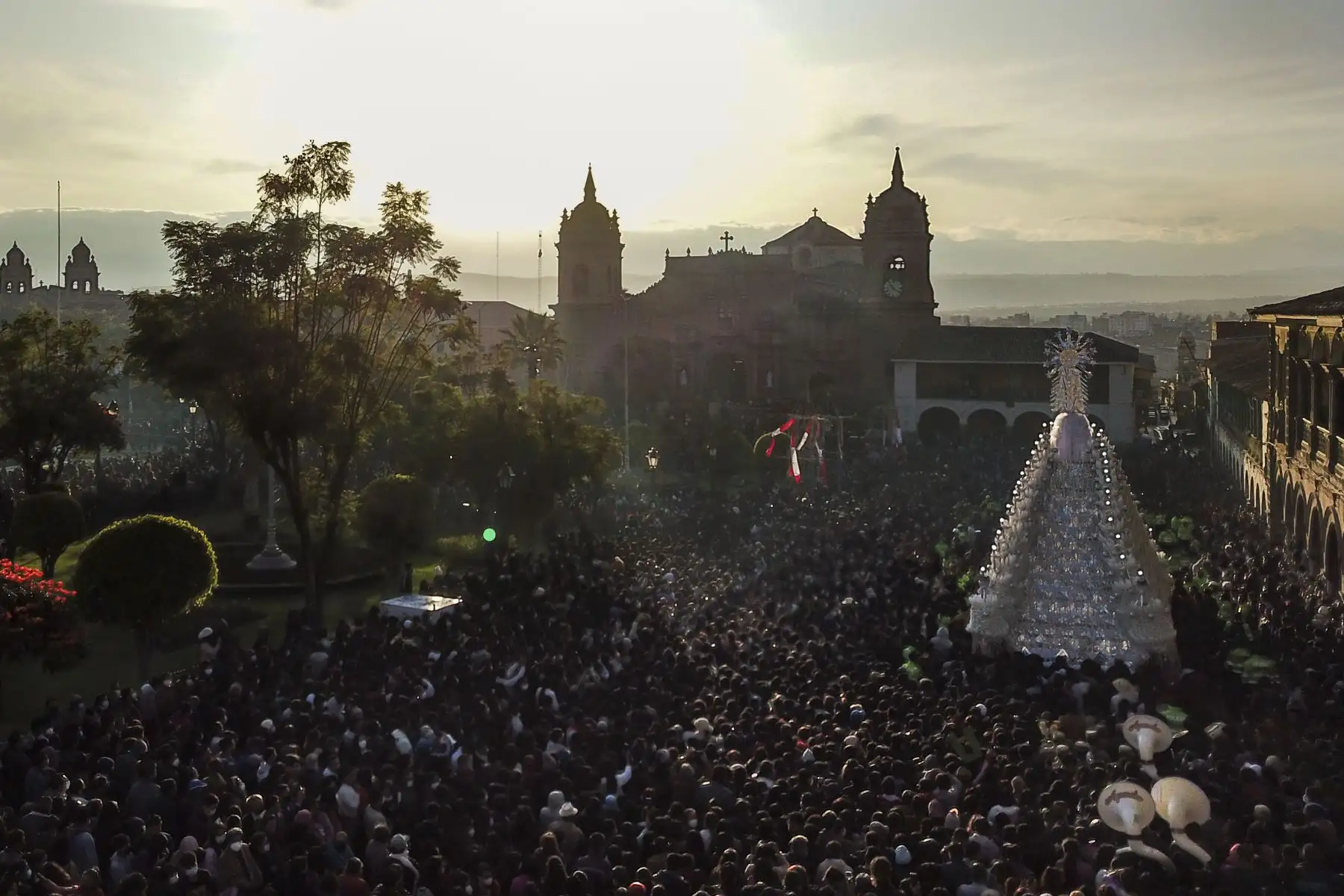 Multitudinaria procesión del Cristo Resucitado cierra la Semana Santa 2022 en la región Ayacucho. Imágenes con dron.
 Foto: ANDINA/Lenin Lobatón