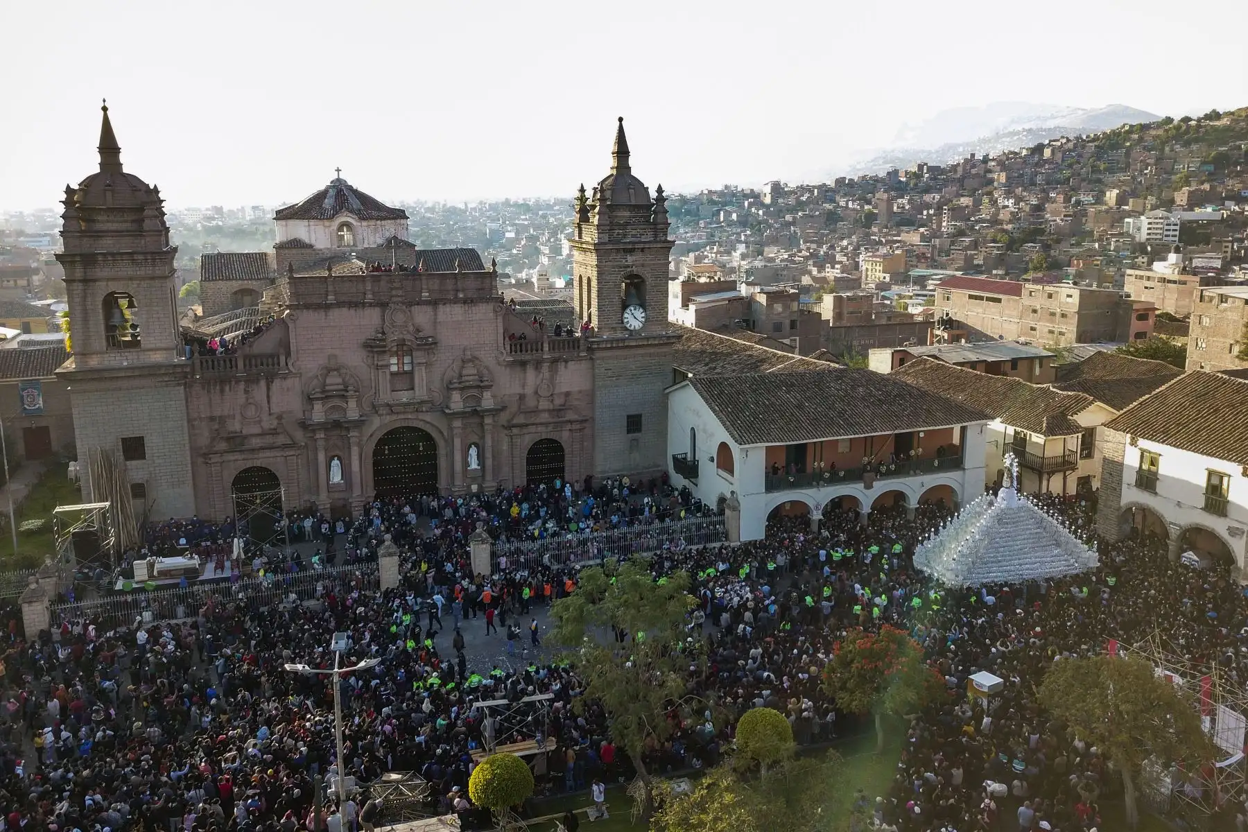 Multitudinaria procesión del Cristo Resucitado cierra la Semana Santa 2022 en la región Ayacucho. Imágenes con dron.
 Foto: ANDINA/Lenin Lobatón