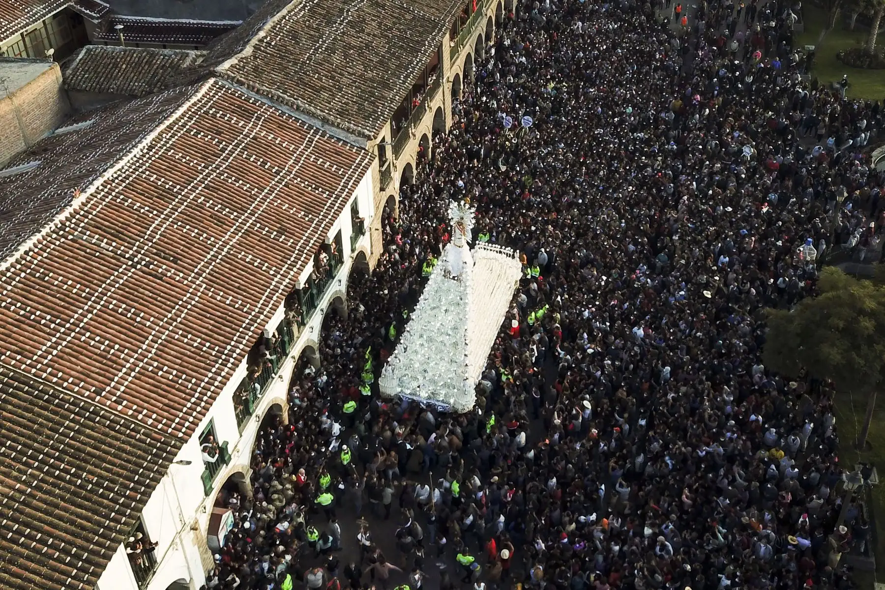 Multitudinaria procesión del Cristo Resucitado cierra la Semana Santa 2022 en la región Ayacucho. Imágenes con dron.
 Foto: ANDINA/Lenin Lobatón