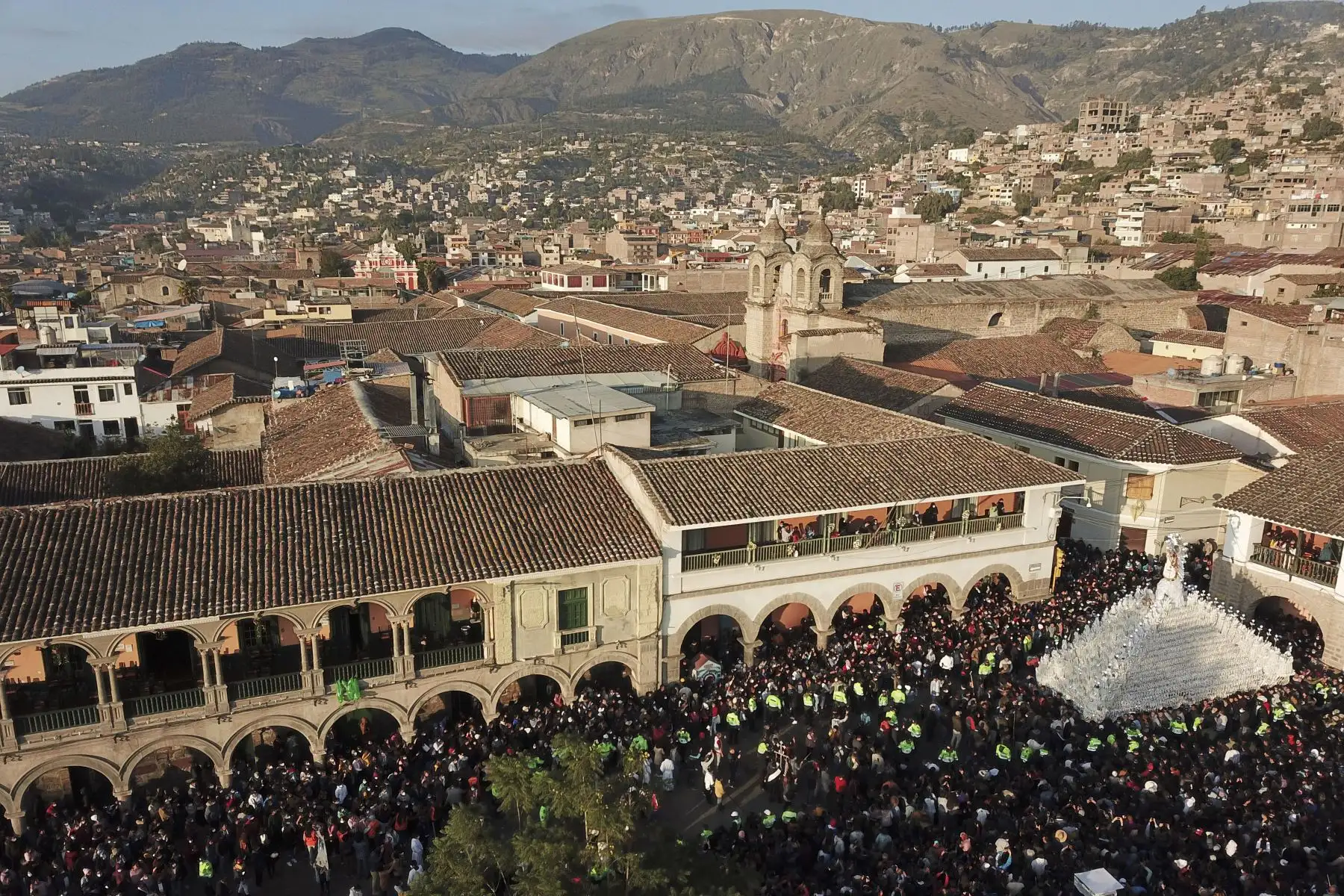 Multitudinaria procesión del Cristo Resucitado cierra la Semana Santa 2022 en la región Ayacucho. Imágenes con dron.
 Foto: ANDINA/Lenin Lobatón