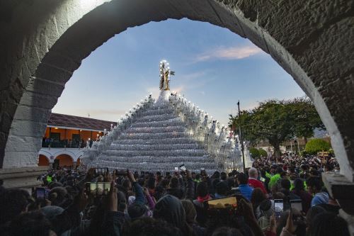 Miles de fieles acompañaron la procesión del Señor de Resurrección en  Ayacucho