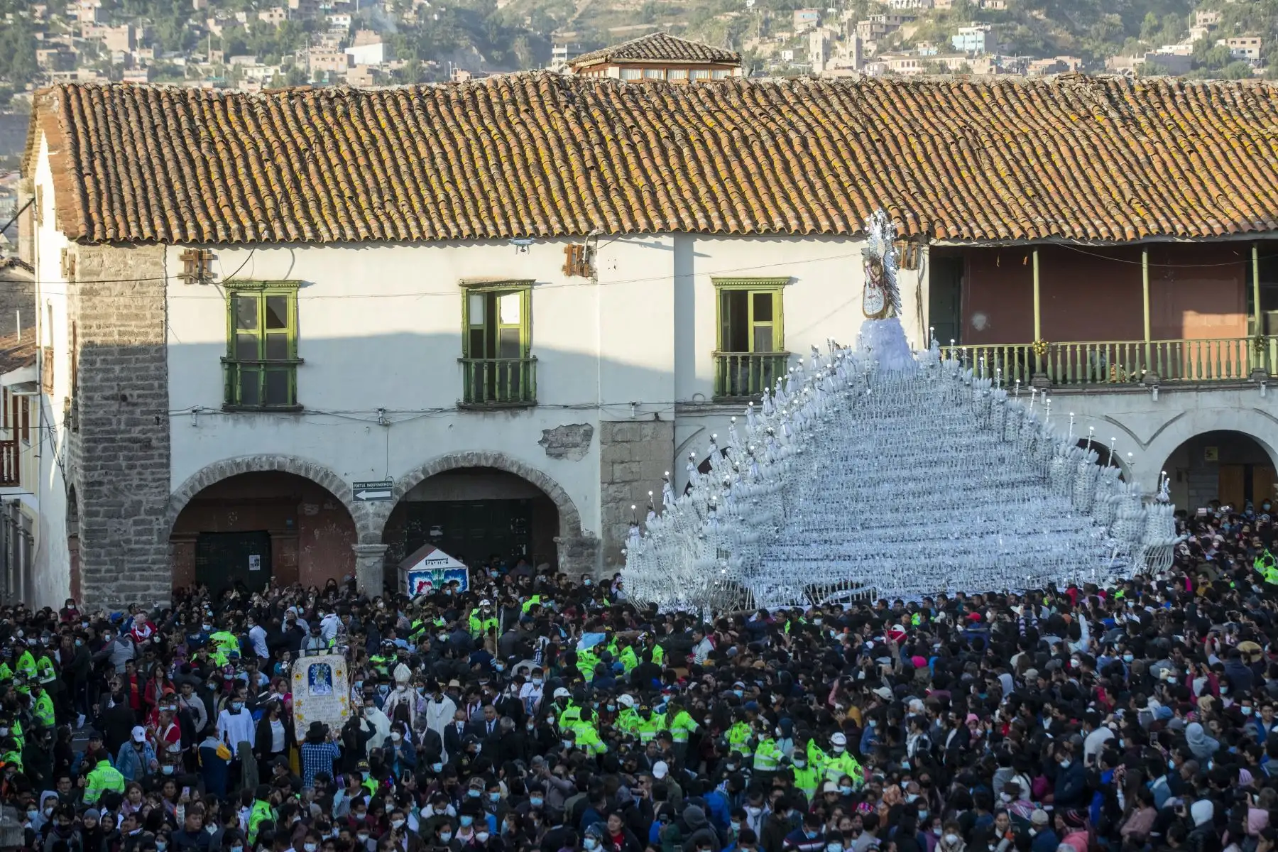 Miles de fieles acompañaron la procesión del Señor de Resurrección en la Semana Santa en  Ayacucho. 
Foto: ANDINA/Carla Patiño Ramírez