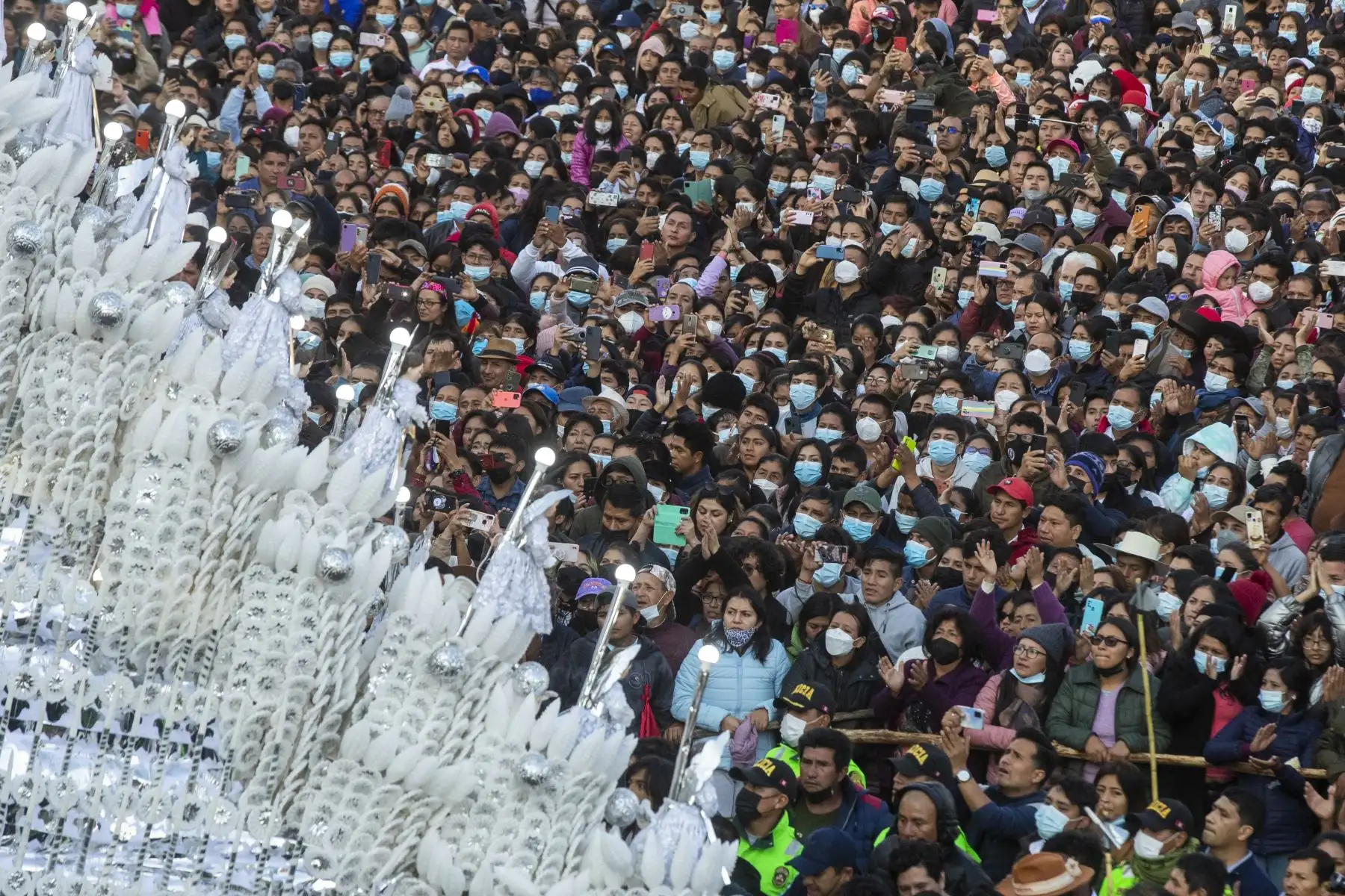 Miles de fieles acompañaron la procesión del Señor de Resurrección en la Semana Santa en  Ayacucho. 
Foto: ANDINA/Carla Patiño Ramírez