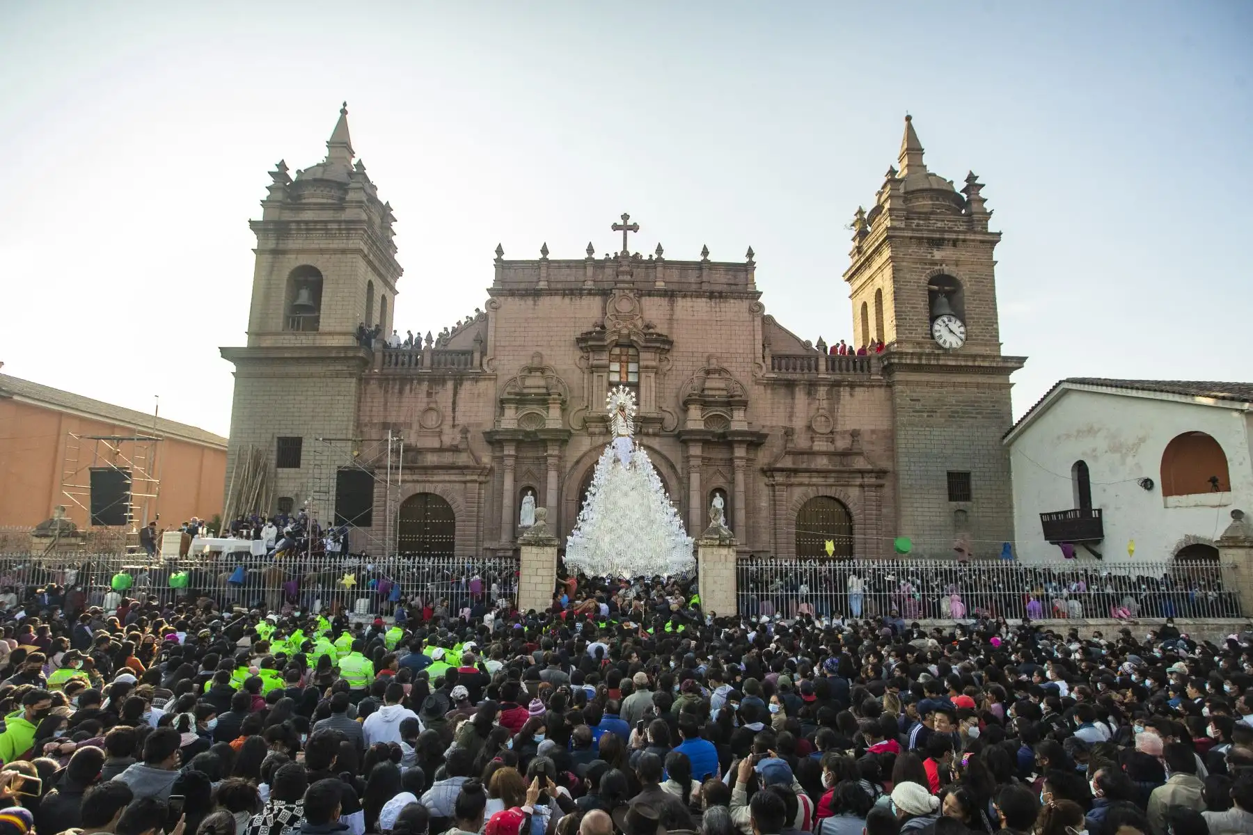 Miles de fieles acompañaron la procesión del Señor de Resurrección en la Semana Santa en  Ayacucho. 
Foto: ANDINA/Carla Patiño Ramírez
